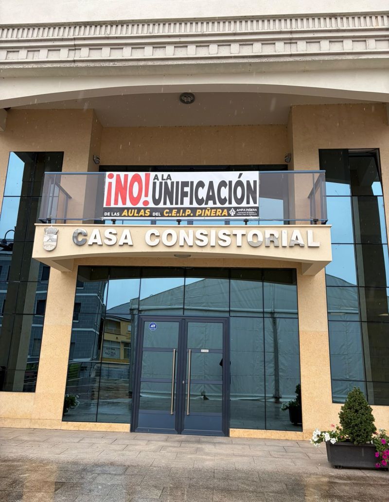 Pancarta colocada en la Casa Consistorial de Vega.
