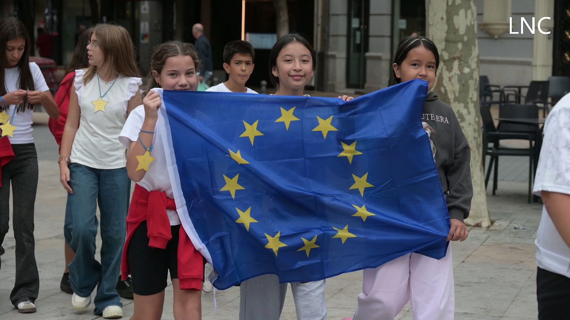 Una marea de alumnos tiñe de azul las Plazas de las Cortes. | L.PASTORIZA Una marea de alumnos tiñe de azul las Plazas de las Cortes. | L.PASTORIZA