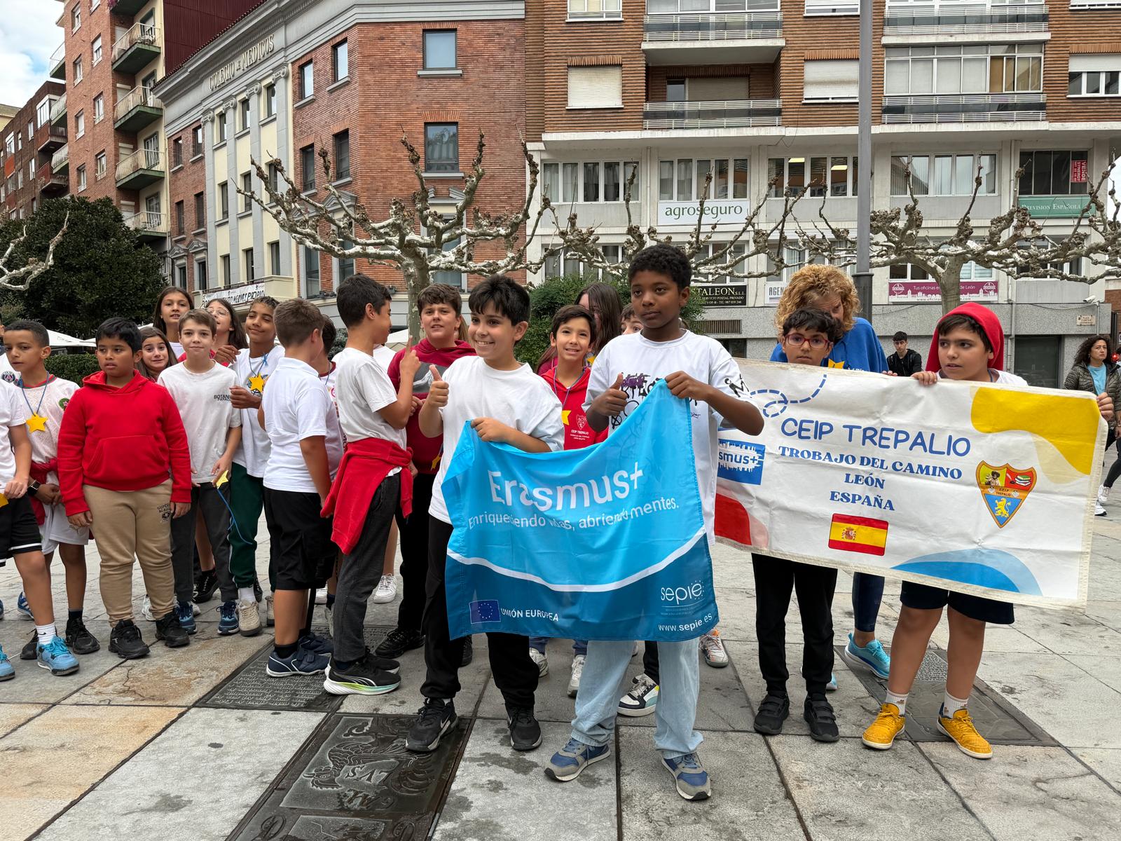 Marea azul en León con motivo del 'Erasmus Day'
