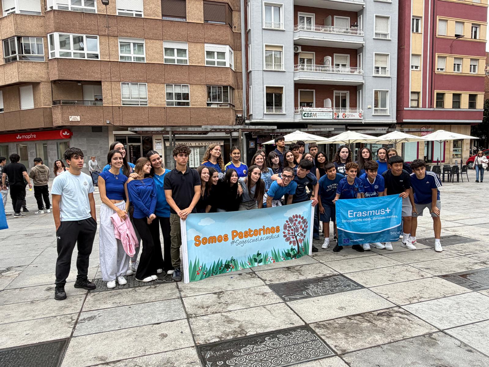 Marea azul en León con motivo del 'Erasmus Day'