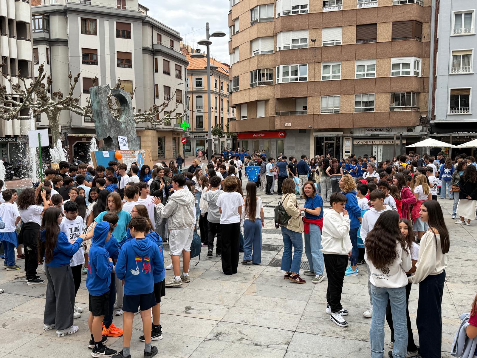 Marea azul en León con motivo del 'Erasmus Day' 