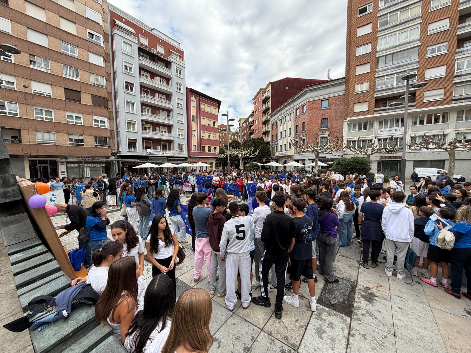 Marea azul en León con motivo del 'Erasmus Day'