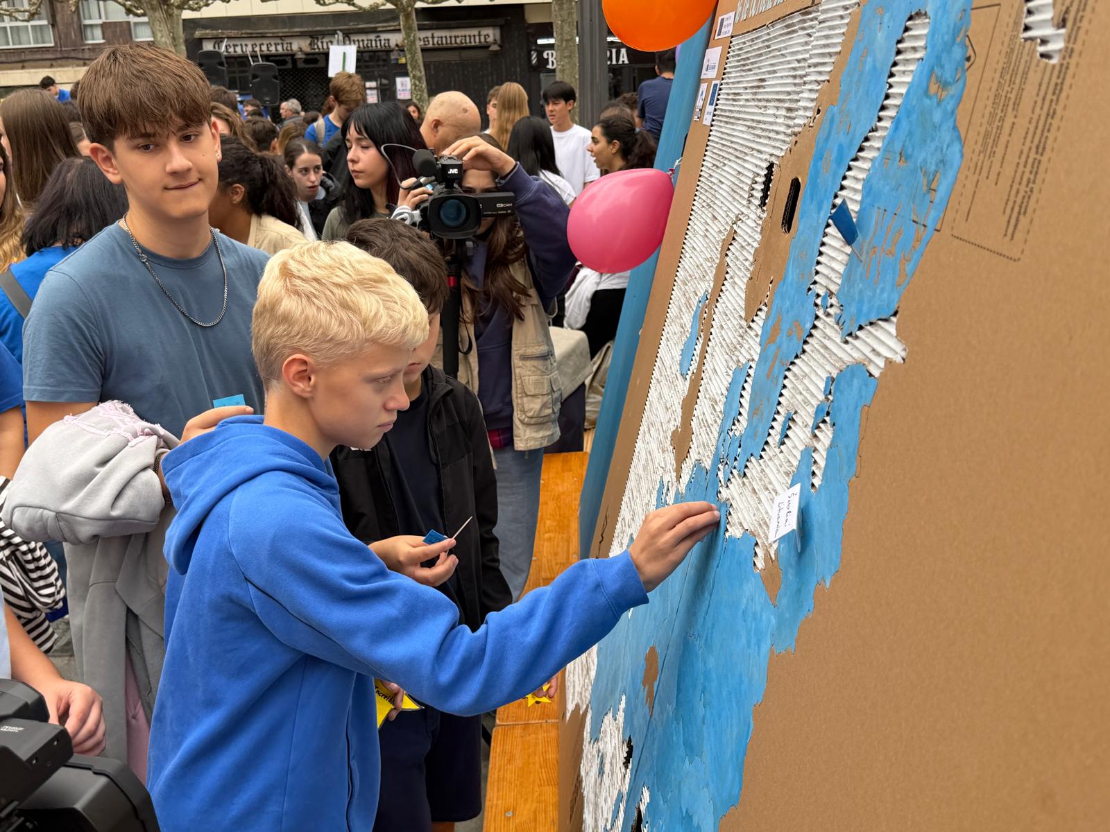Marea azul en León con motivo del 'Erasmus Day' 