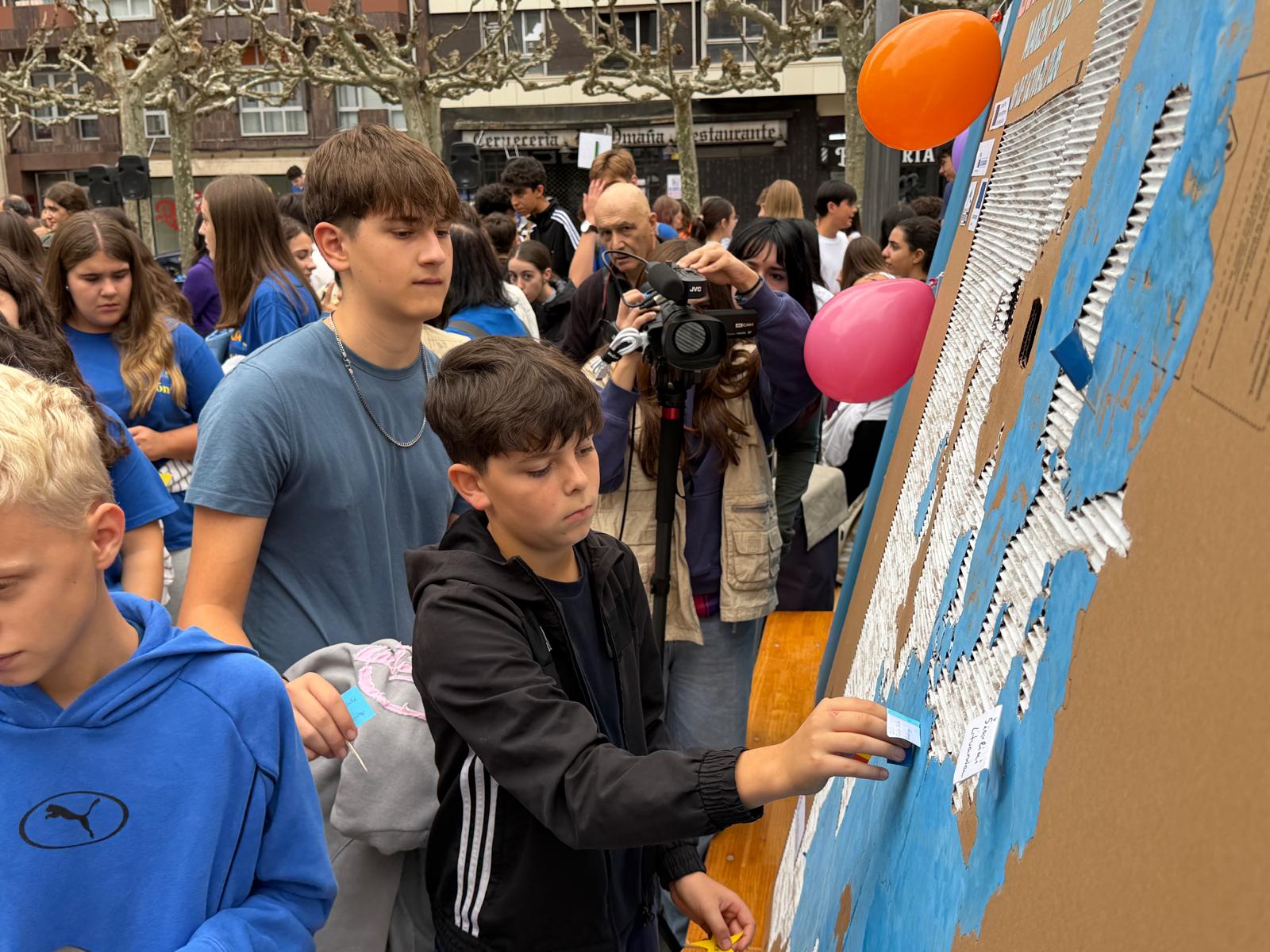 Marea azul en León con motivo del 'Erasmus Day' 