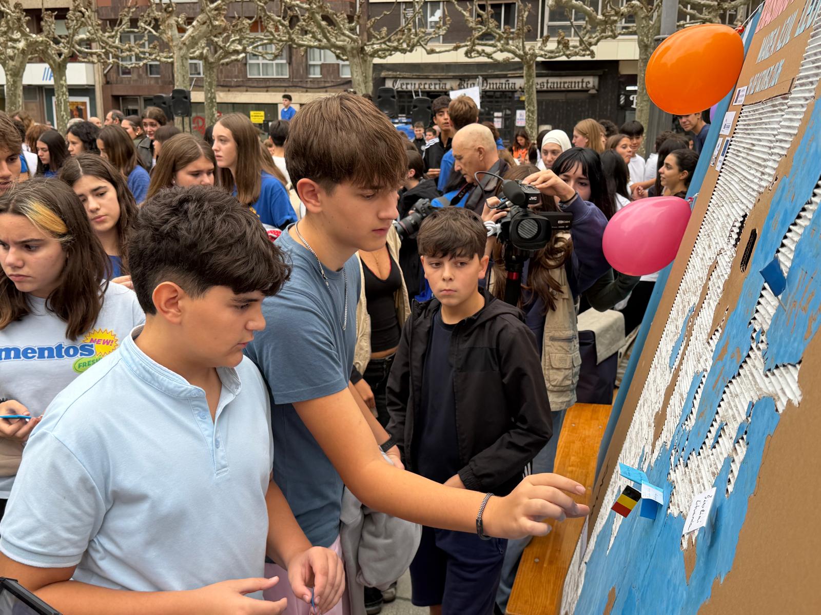 Marea azul en León con motivo del 'Erasmus Day' 