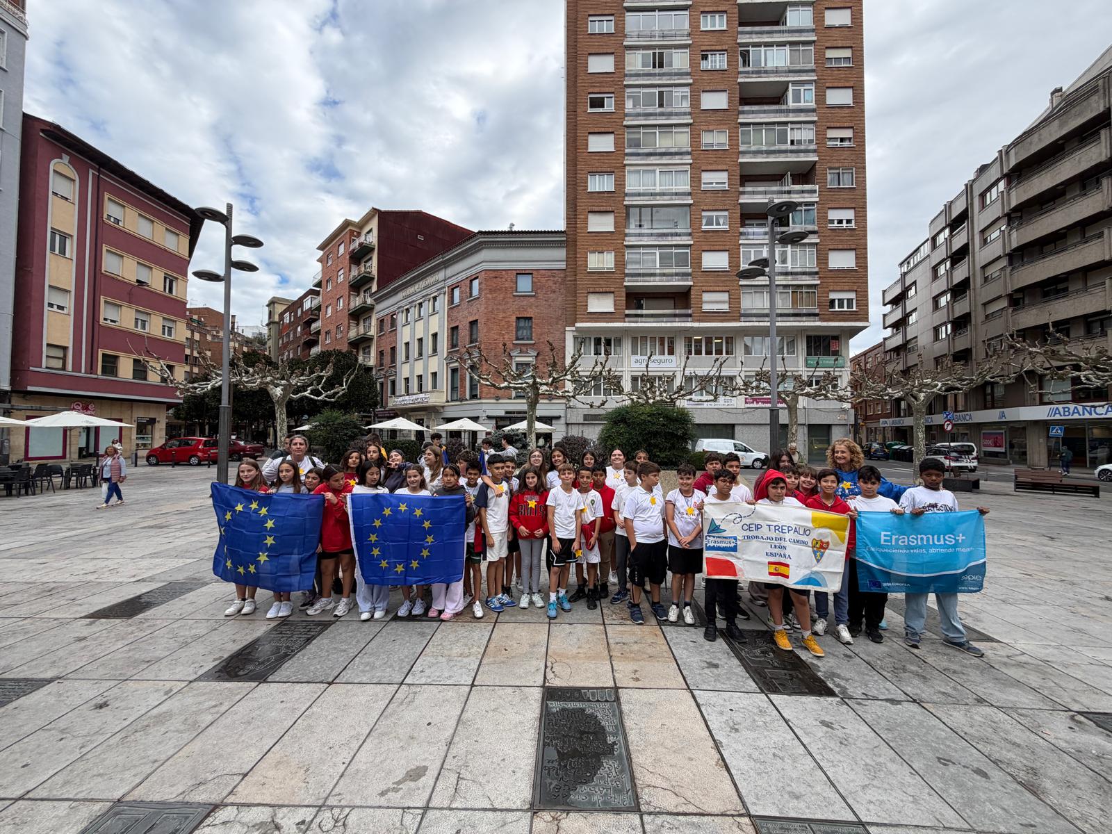 Marea azul en León con motivo del 'Erasmus Day'