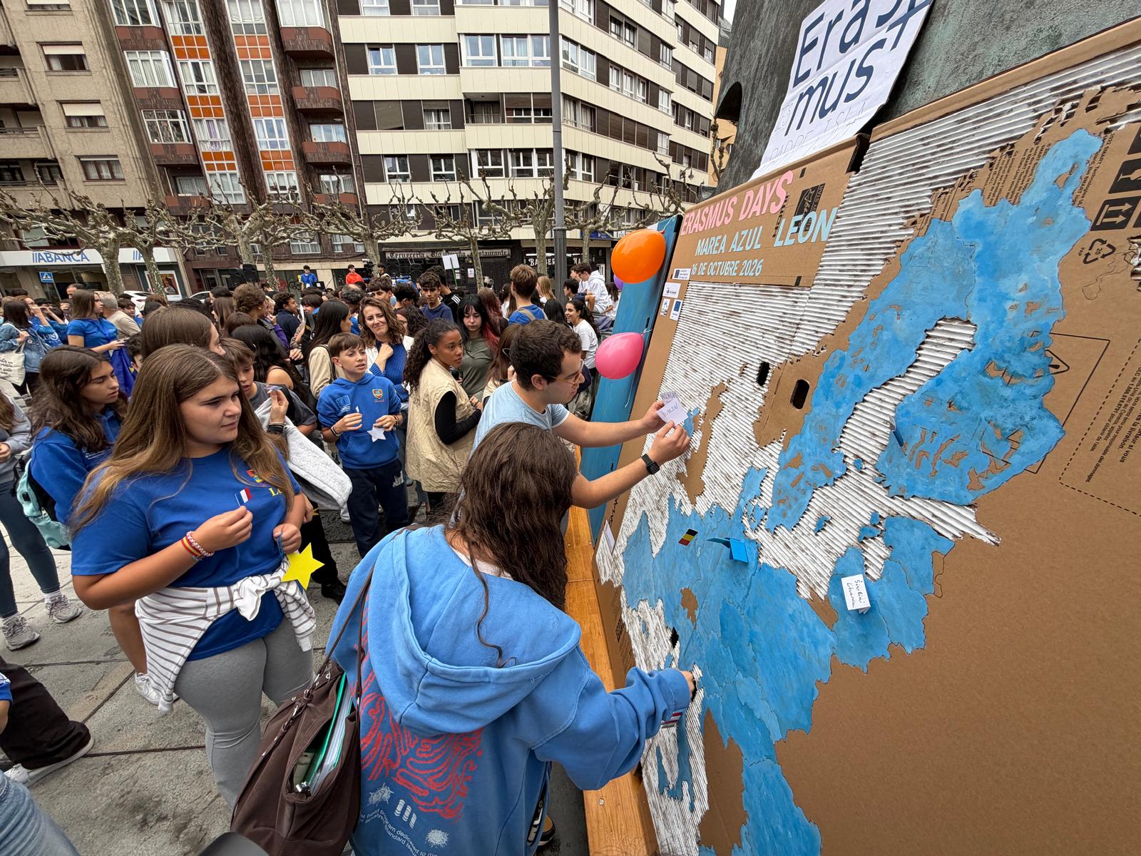 Marea azul en León con motivo del 'Erasmus Day' 