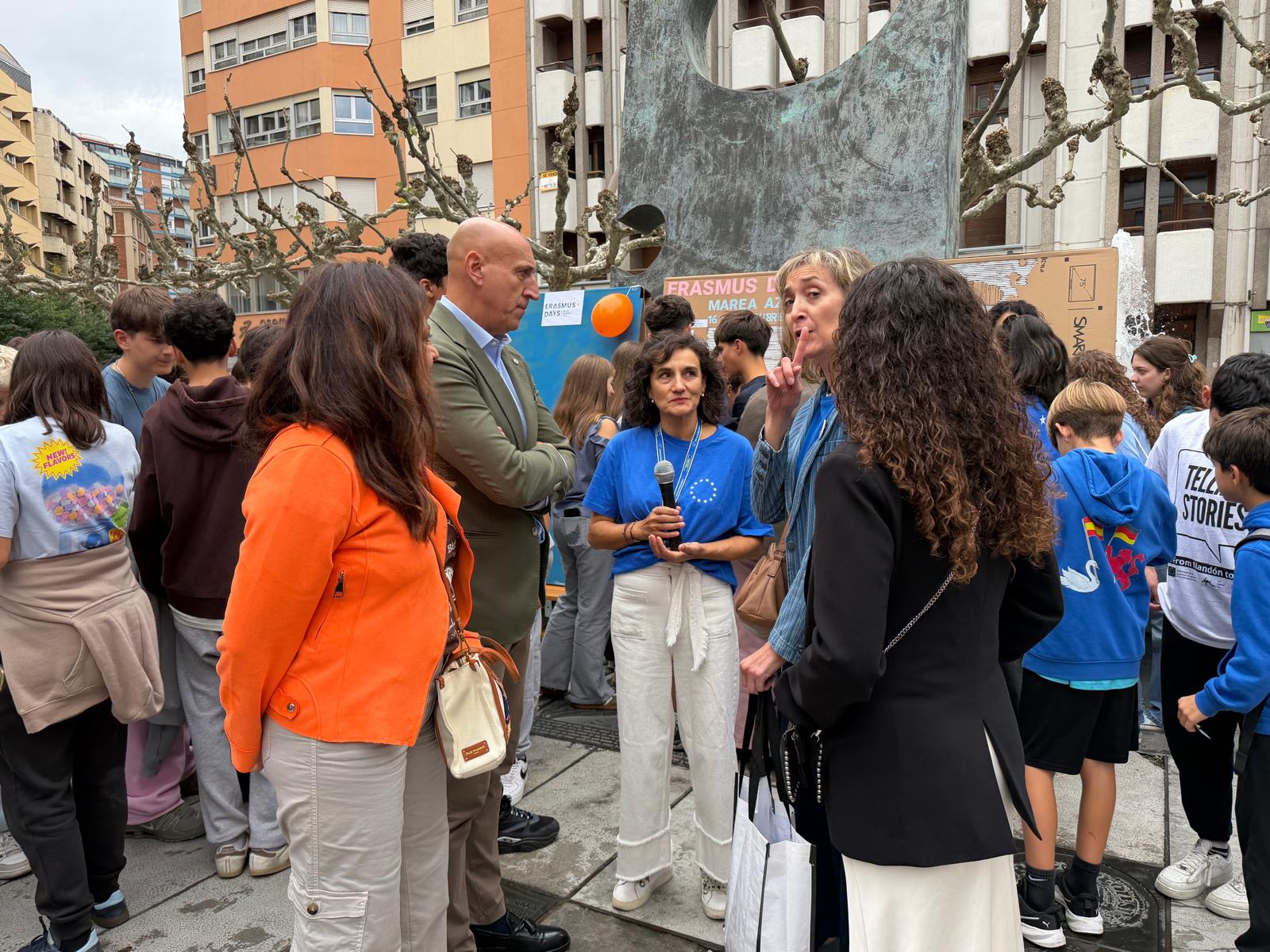 Marea azul en León con motivo del 'Erasmus Day' 