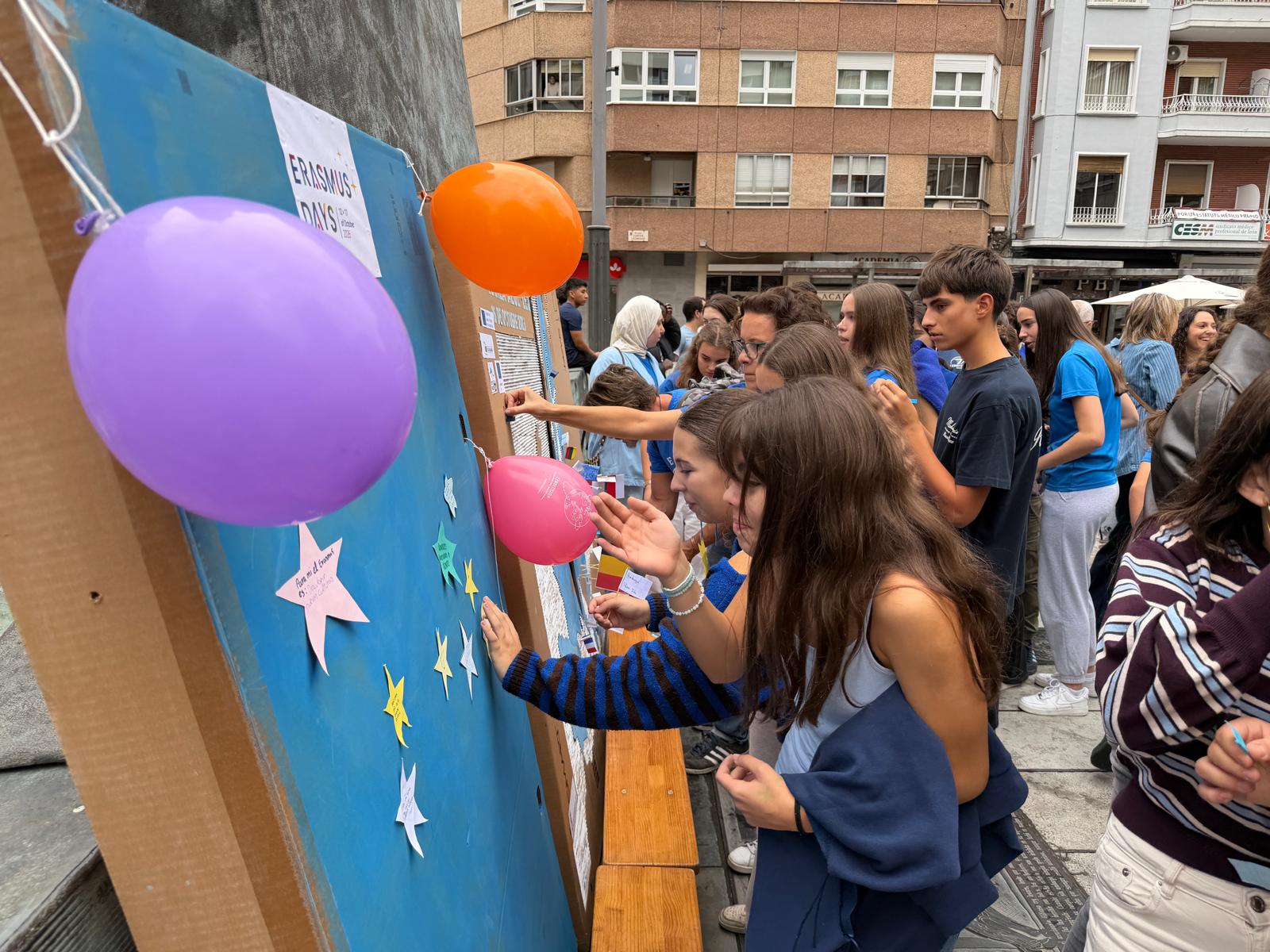 Marea azul en León con motivo del 'Erasmus Day' 