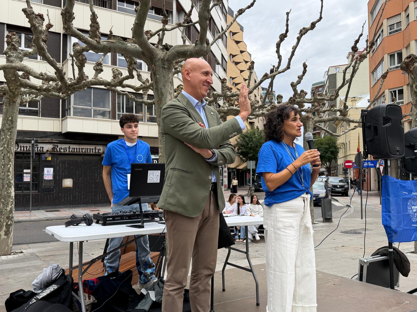 Marea azul en León con motivo del 'Erasmus Day'