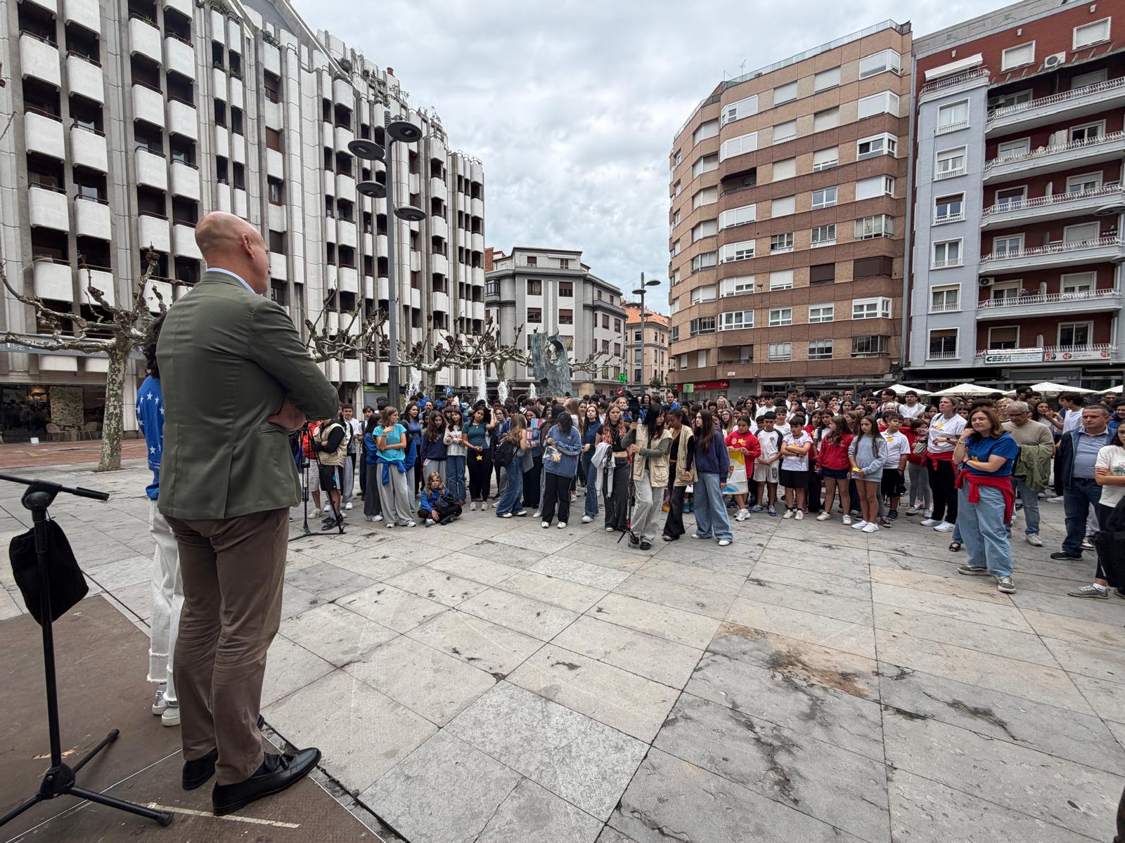 Marea azul en León con motivo del 'Erasmus Day' 