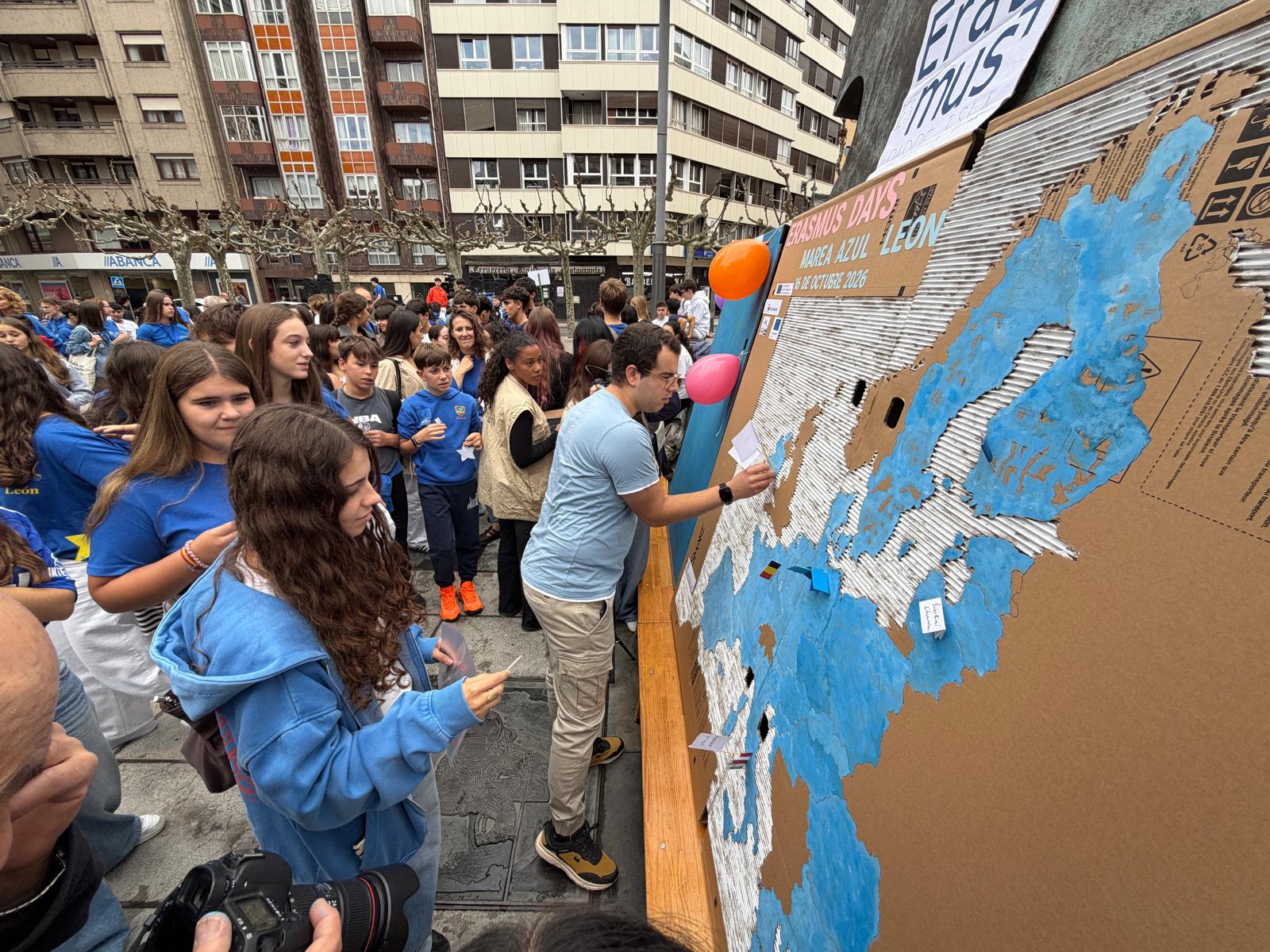 Marea azul en León con motivo del 'Erasmus Day' 