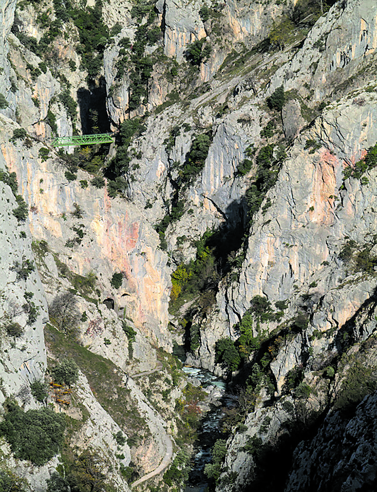 Vista de la ruta y el Puente de los Rebecos. | IVICENTE GARCÍA