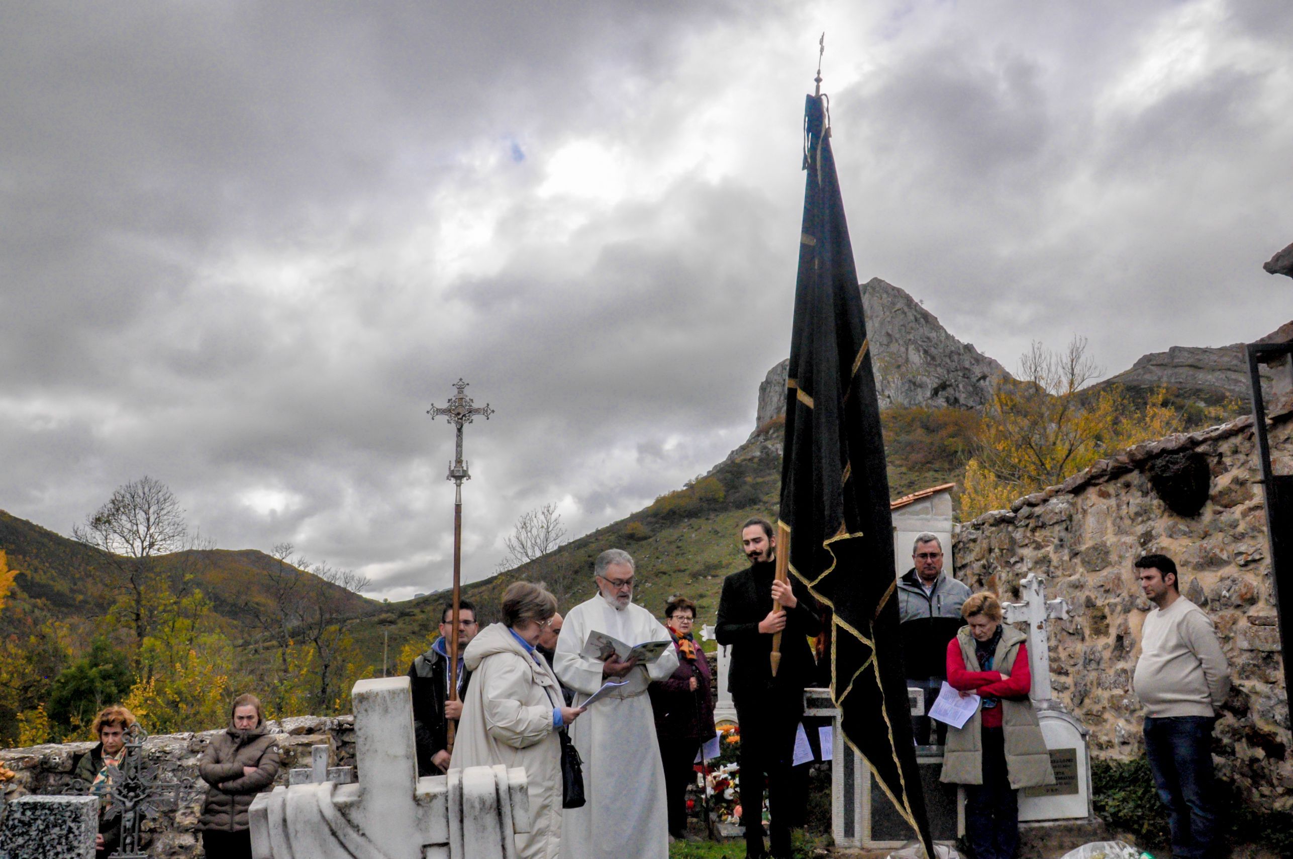 Una de las vecinas en el cementerio con la pendoneta de muertos.  | MARTA TERESA DÍEZ GONZÁLEZ