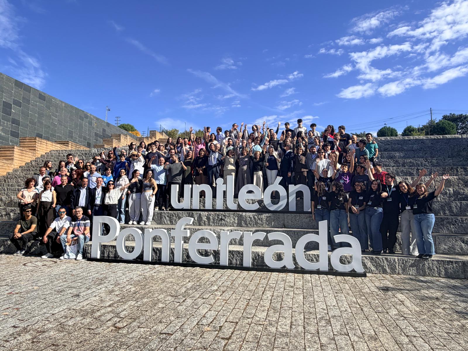 Foto de familia detrás del letrero del Campus de Ponferrada de la ULE.
