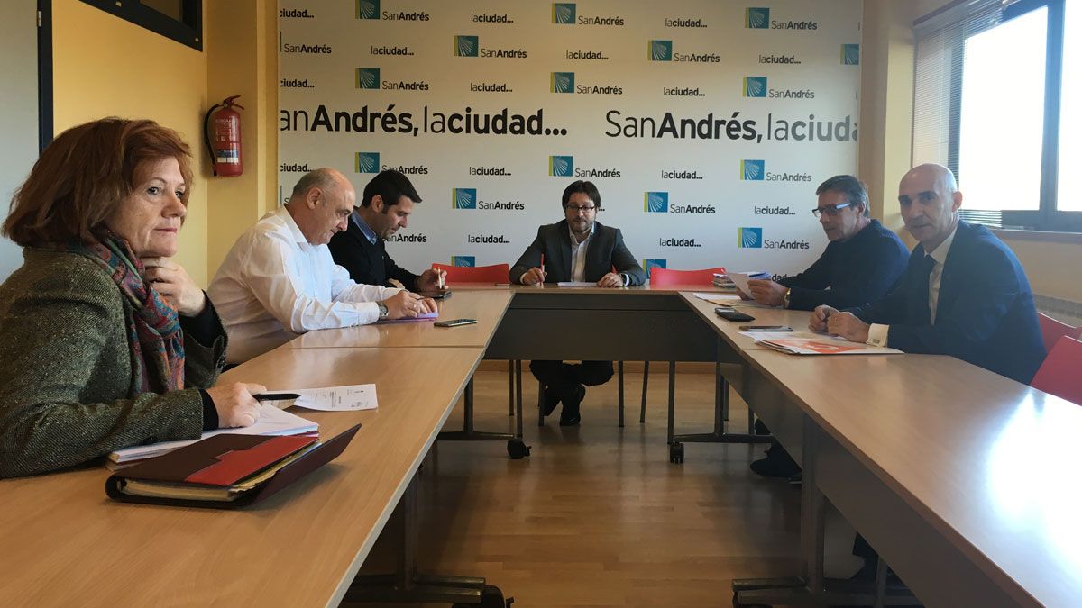 La junta de portavoces celebrada ayer, con Terrón, Chamorro, Gómez, Blanco, González Rivo y Fernández. | L.N.C.