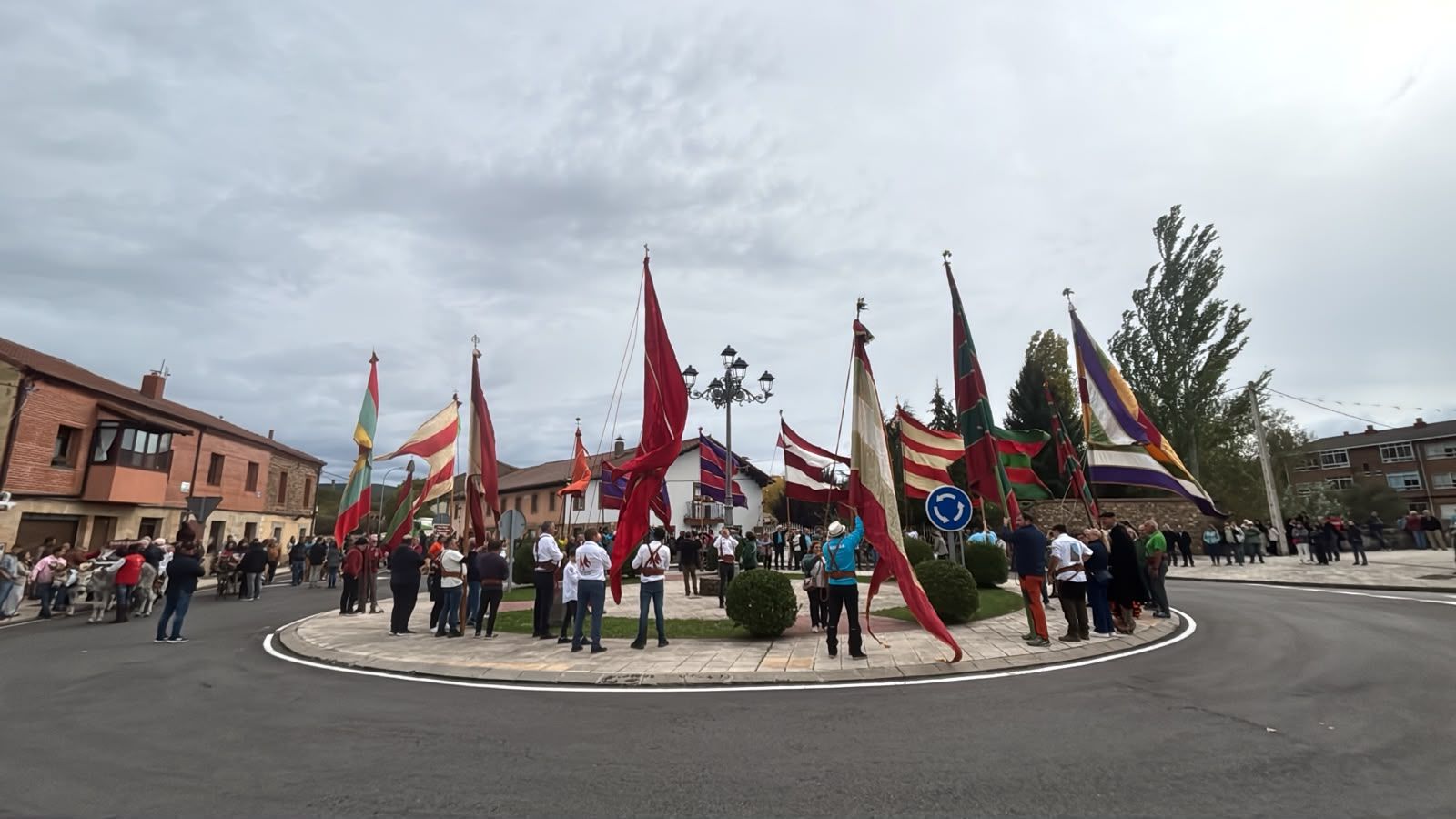 La localidad de Puente Almuhey celebra con pendones su XI Feria Multisectorial. | L.N.C.