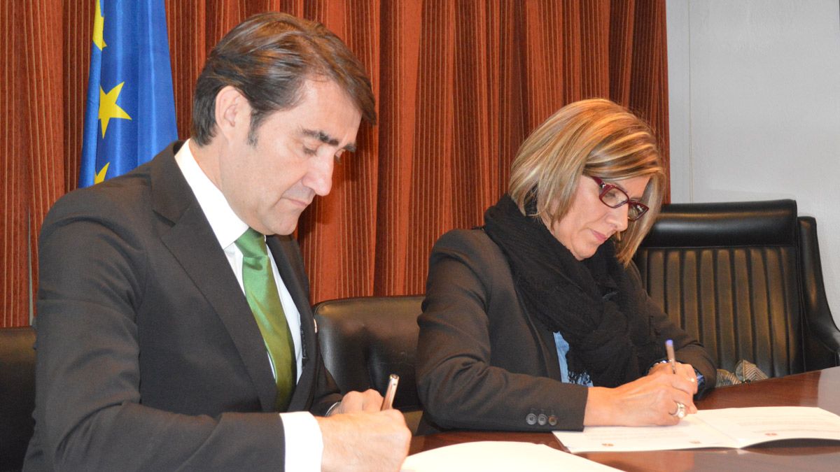 El consejero de Fomento firma el protocolo de actuación en Fabero con la alcaldesa del municipio. | MAR IGLESIAS