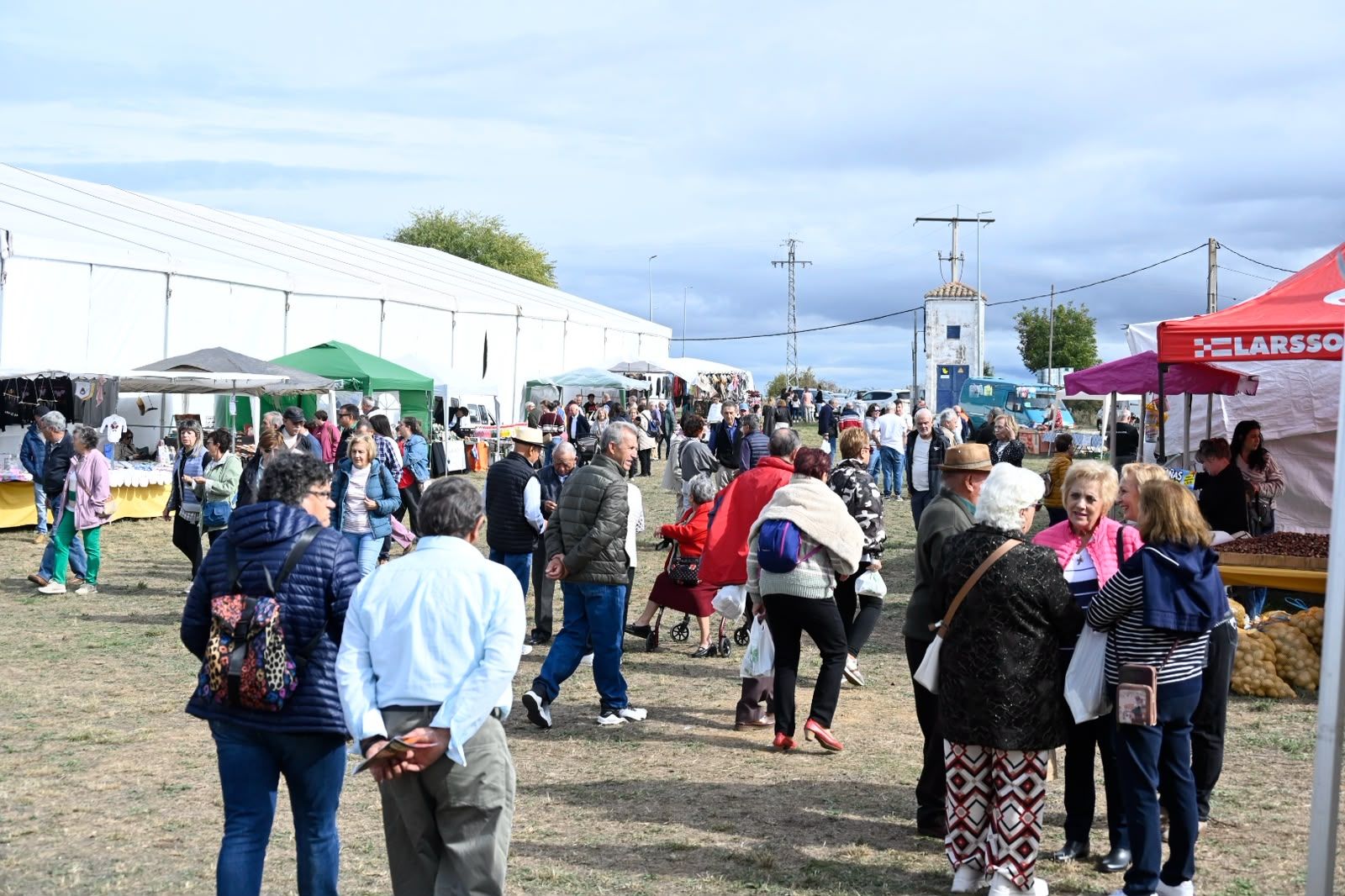 Feria de la Patata de Chozas de Abajo. | SAÚL ARÉN Feria de la Patata de Chozas de Abajo. | SAÚL ARÉN