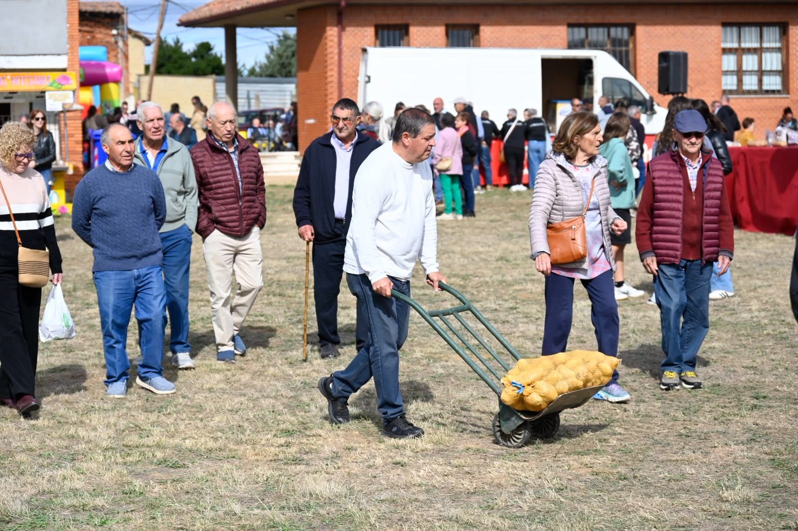 Feria de la Patata de Chozas de Abajo. | SAÚL ARÉN Feria de la Patata de Chozas de Abajo. | SAÚL ARÉN