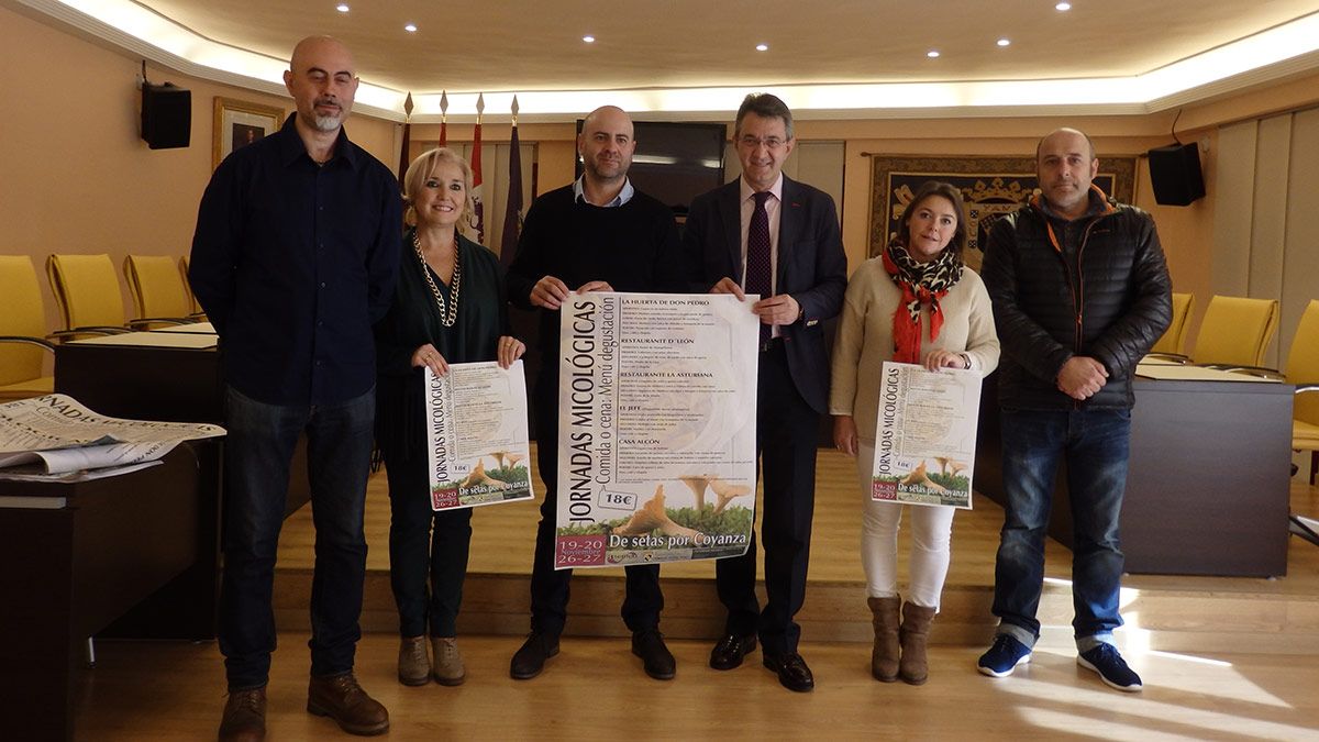 Juan Martínez Majo junto a miembros de la corporación municipal, miembros de Asemco y restaurantes participantes. | L.N.C.