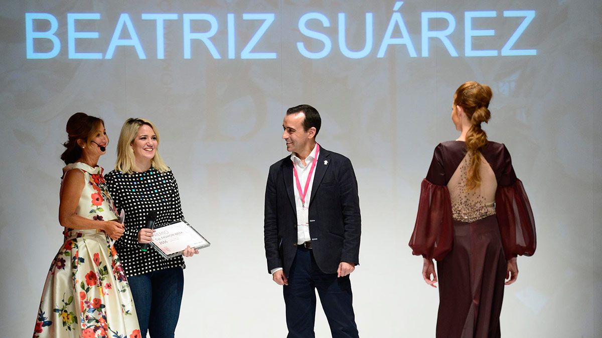 Beatriz Suárez recogiendo el premio en la Pasarela de la Moda de Castilla y León. | ICAL