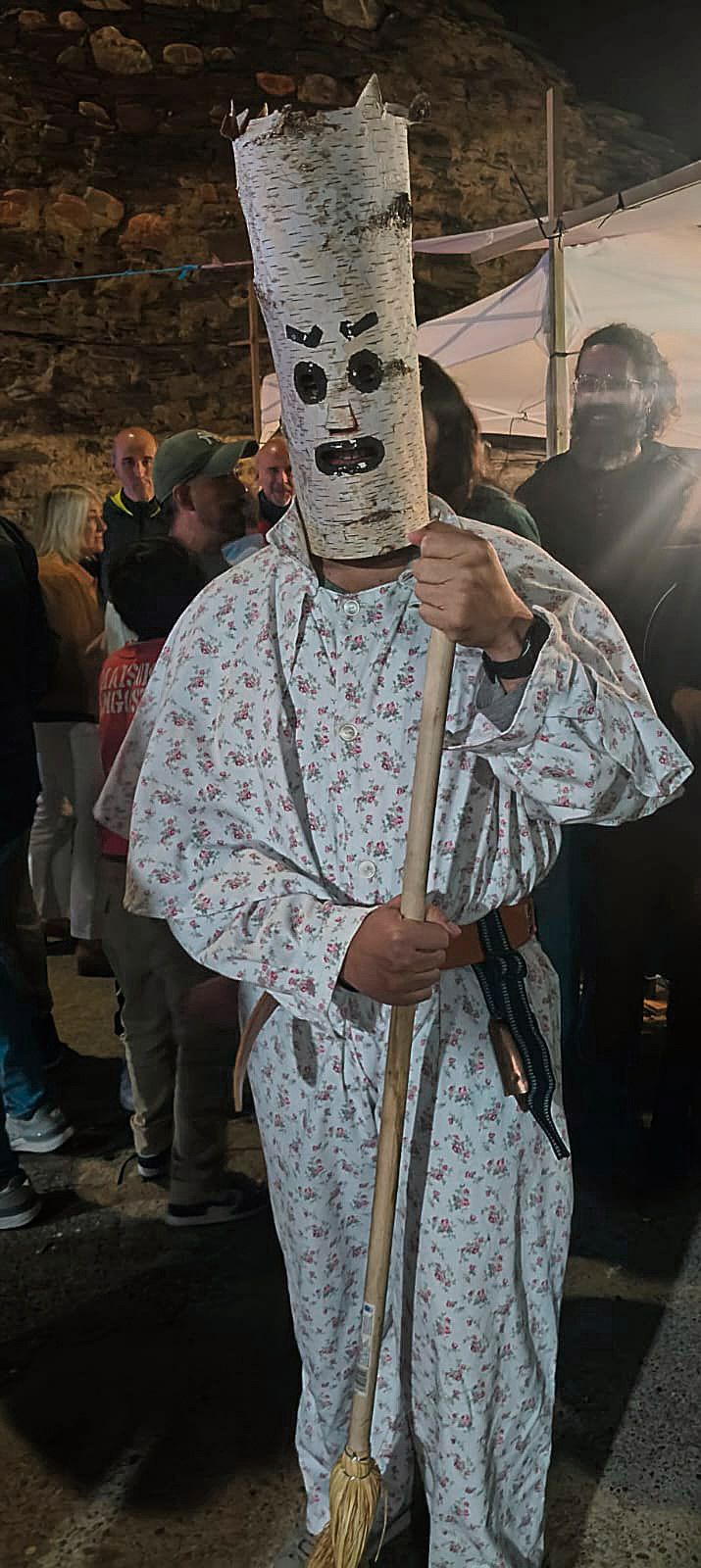 El Gracioso, personaje central de las fiestas de San Lucas, volvió a ser la alegría de la fiesta para los vecinos de Nogar que regresan cada año para esta celebración.