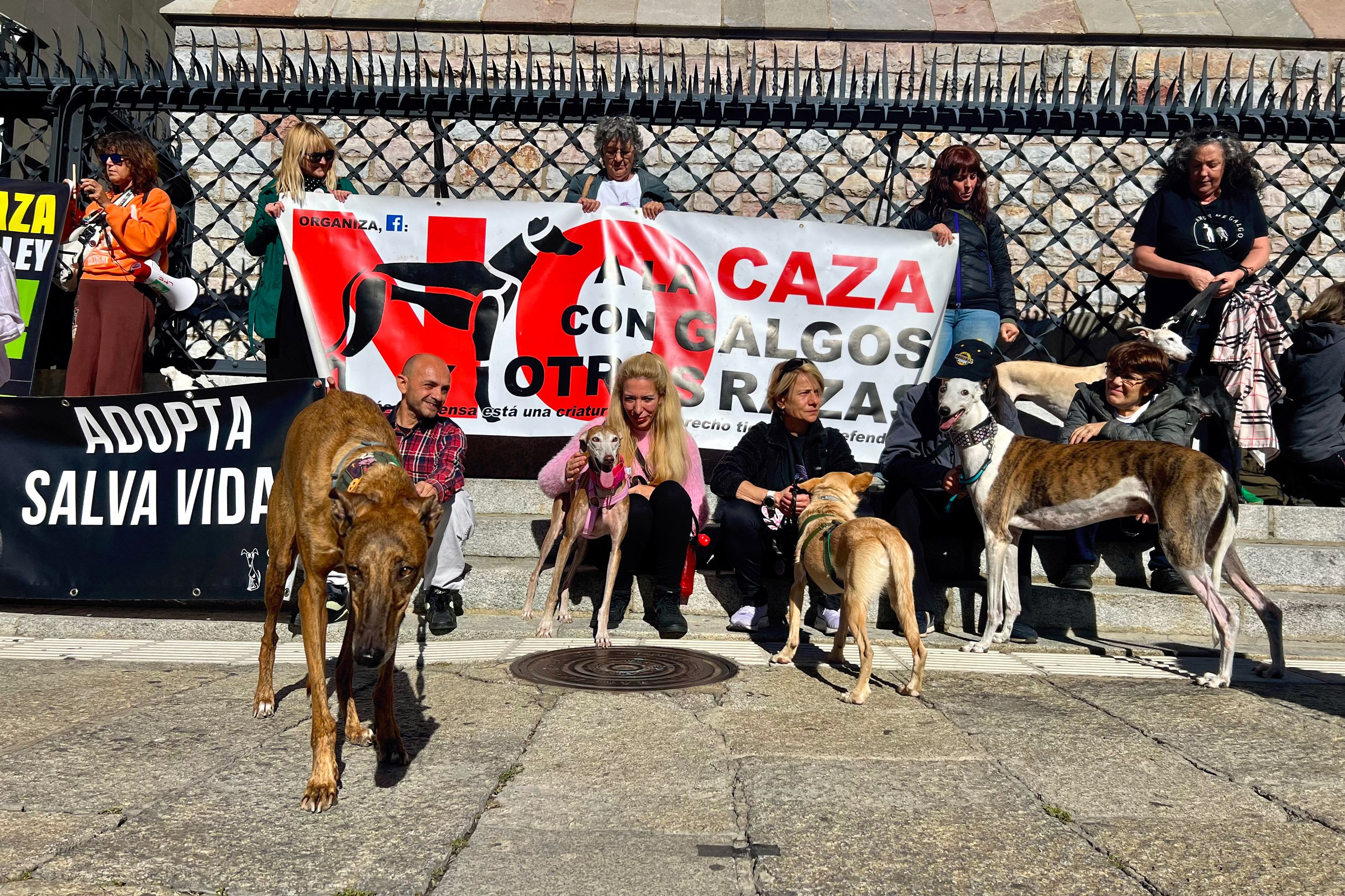 Varias decenas de personas se concentraron en León convocados por Pacma para pedir la inclusión de los perros de caza en la Ley de Protección Animal. | PEIO GARCÍA (ICAL)