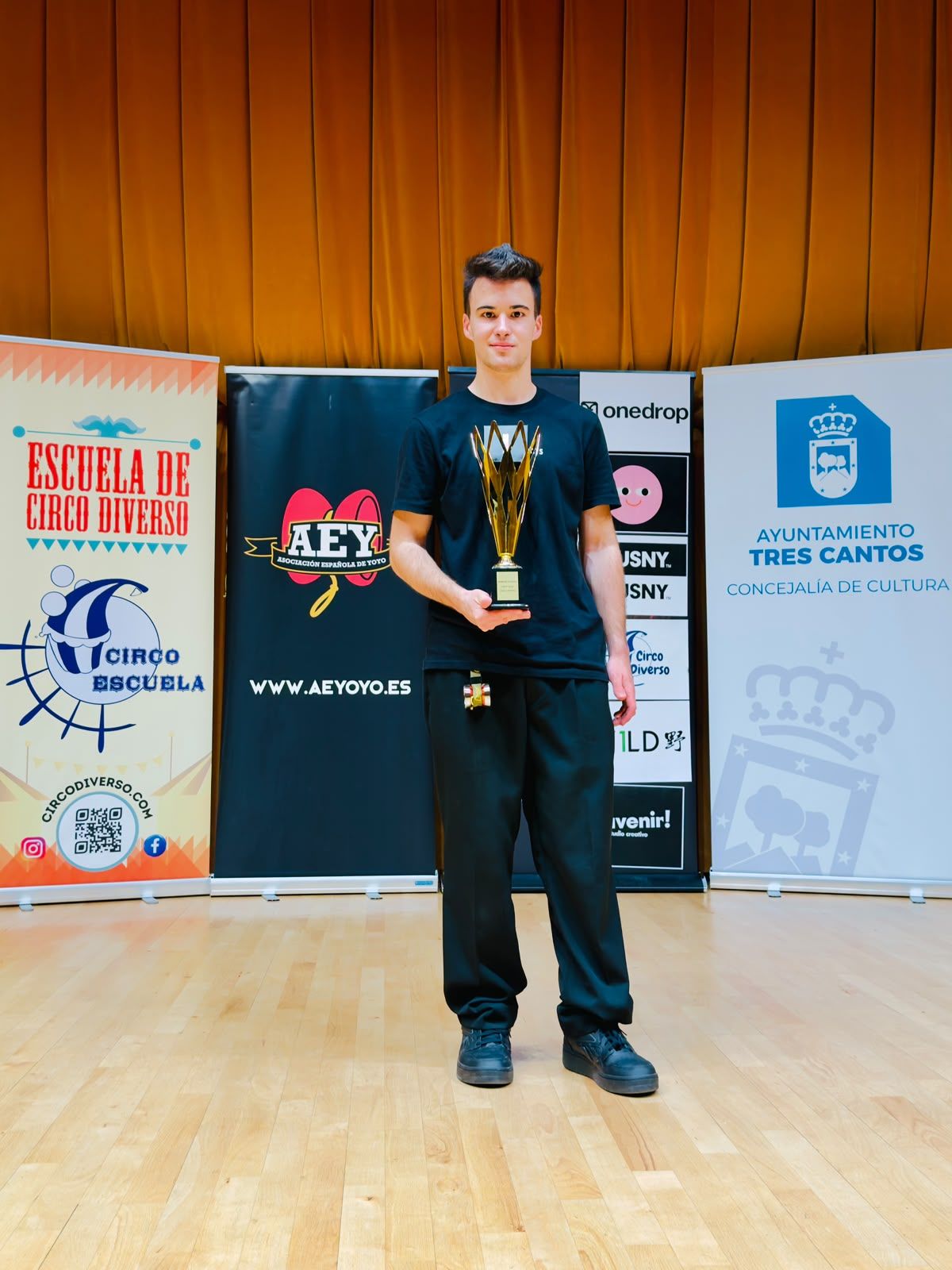 El astorgano Héctor Fidalgo con su trofeo de campeón de España de yoyó. | L.N.C.