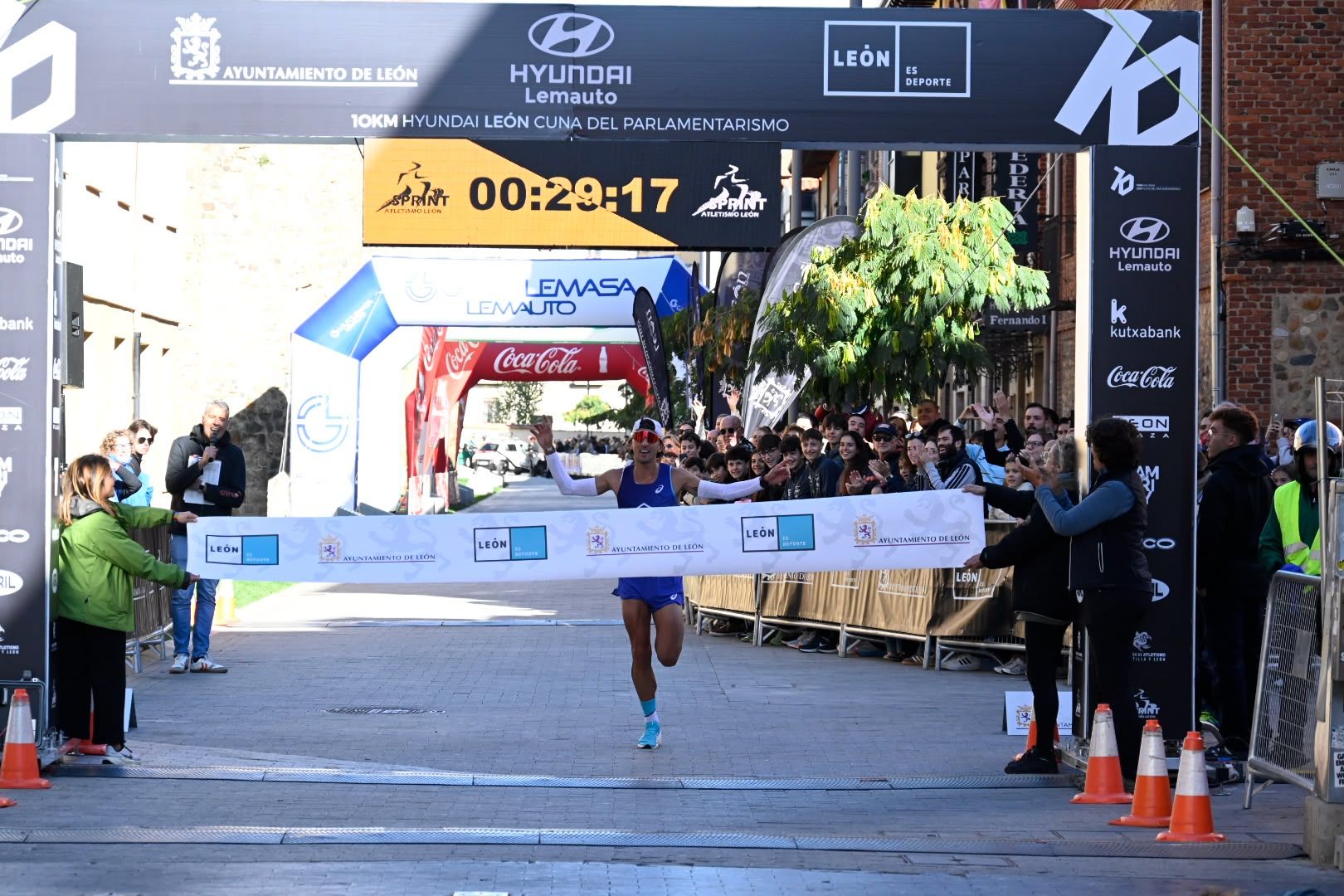 Los 10KM de León llenaron las calles de la capital desde primera hora de la mañana con cerca de 5.000 corredores. SAÚL ARÉN (67)