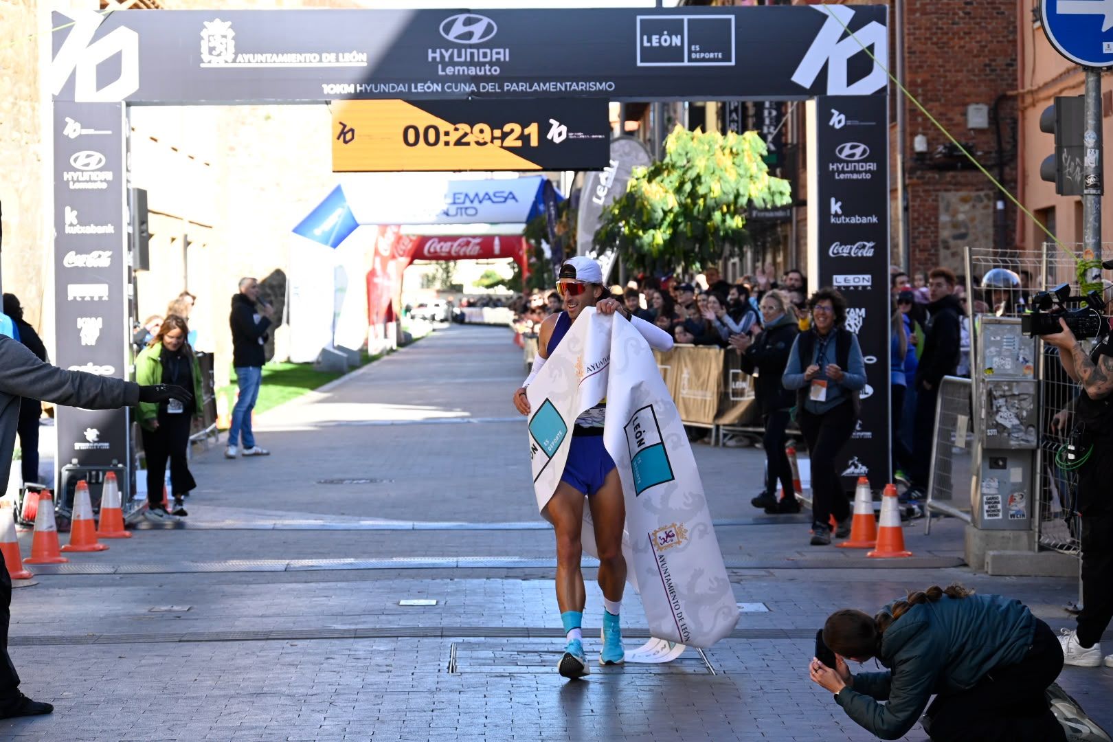 Los 10KM de León llenaron las calles de la capital desde primera hora de la mañana con cerca de 5.000 corredores. SAÚL ARÉN (68)