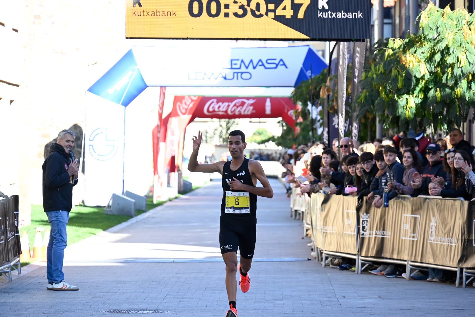 Los 10KM de León llenaron las calles de la capital desde primera hora de la mañana con cerca de 5.000 corredores. SAÚL ARÉN (70)