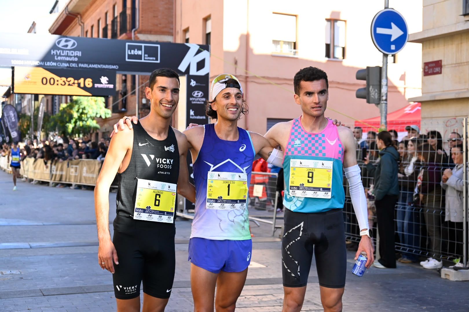 Los 10KM de León llenaron las calles de la capital desde primera hora de la mañana con cerca de 5.000 corredores. SAÚL ARÉN (72)