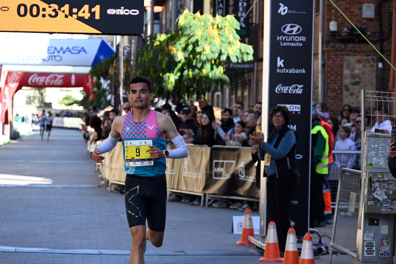 Los 10KM de León llenaron las calles de la capital desde primera hora de la mañana con cerca de 5.000 corredores. SAÚL ARÉN (73)