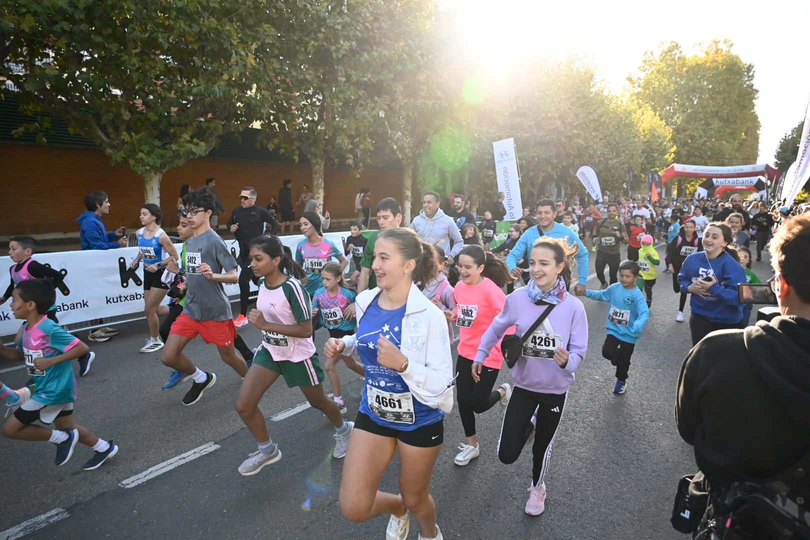 Los 10KM de León llenaron las calles de la capital desde primera hora de la mañana con cerca de 5.000 corredores. SAÚL ARÉN (1)
