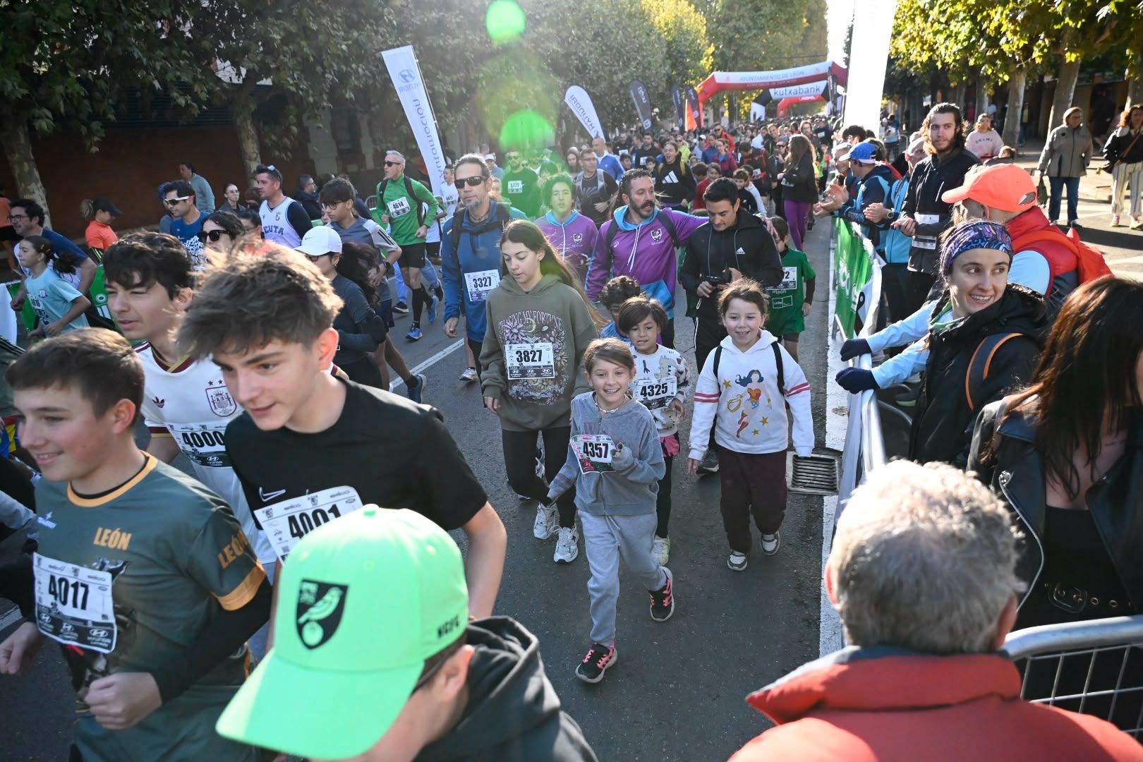 Los 10KM de León llenaron las calles de la capital desde primera hora de la mañana con cerca de 5.000 corredores. SAÚL ARÉN (2)