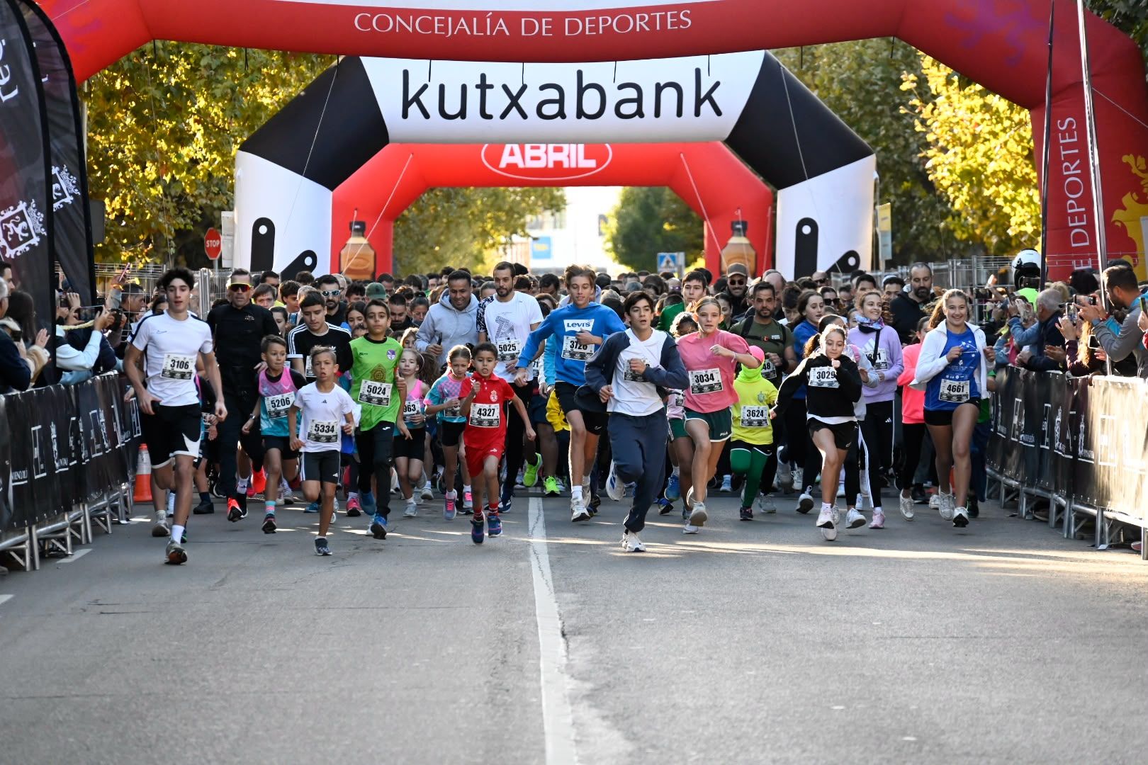 Los 10KM de León llenaron las calles de la capital desde primera hora de la mañana con cerca de 5.000 corredores. SAÚL ARÉN (3)