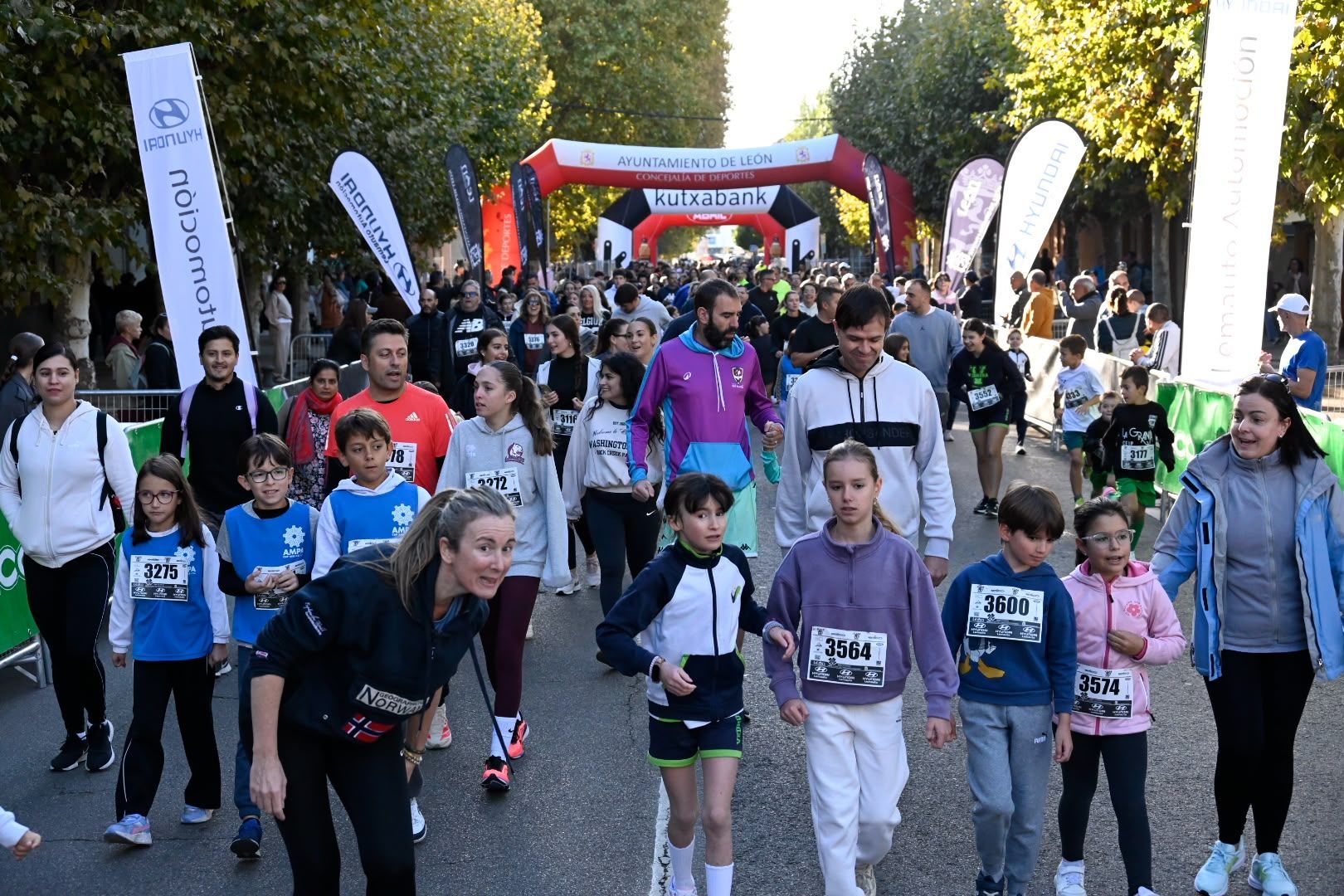 Los 10KM de León llenaron las calles de la capital desde primera hora de la mañana con cerca de 5.000 corredores. SAÚL ARÉN (9)
