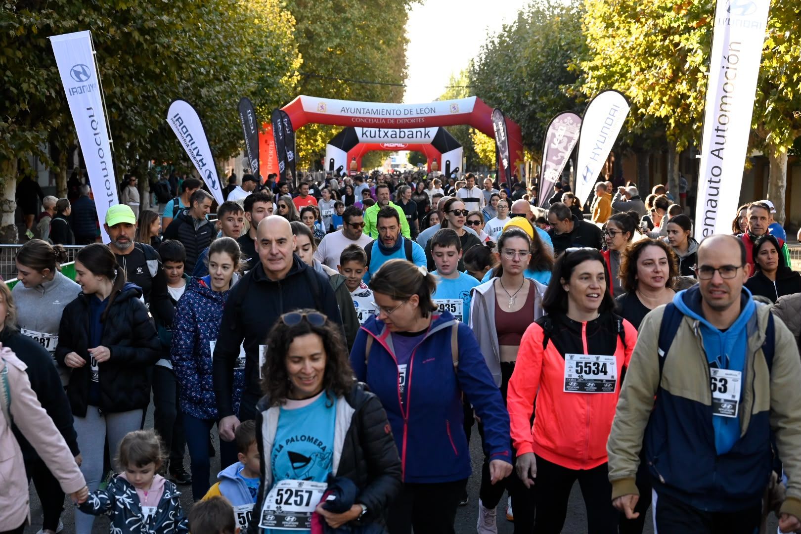 Los 10KM de León llenaron las calles de la capital desde primera hora de la mañana con cerca de 5.000 corredores. SAÚL ARÉN (10)