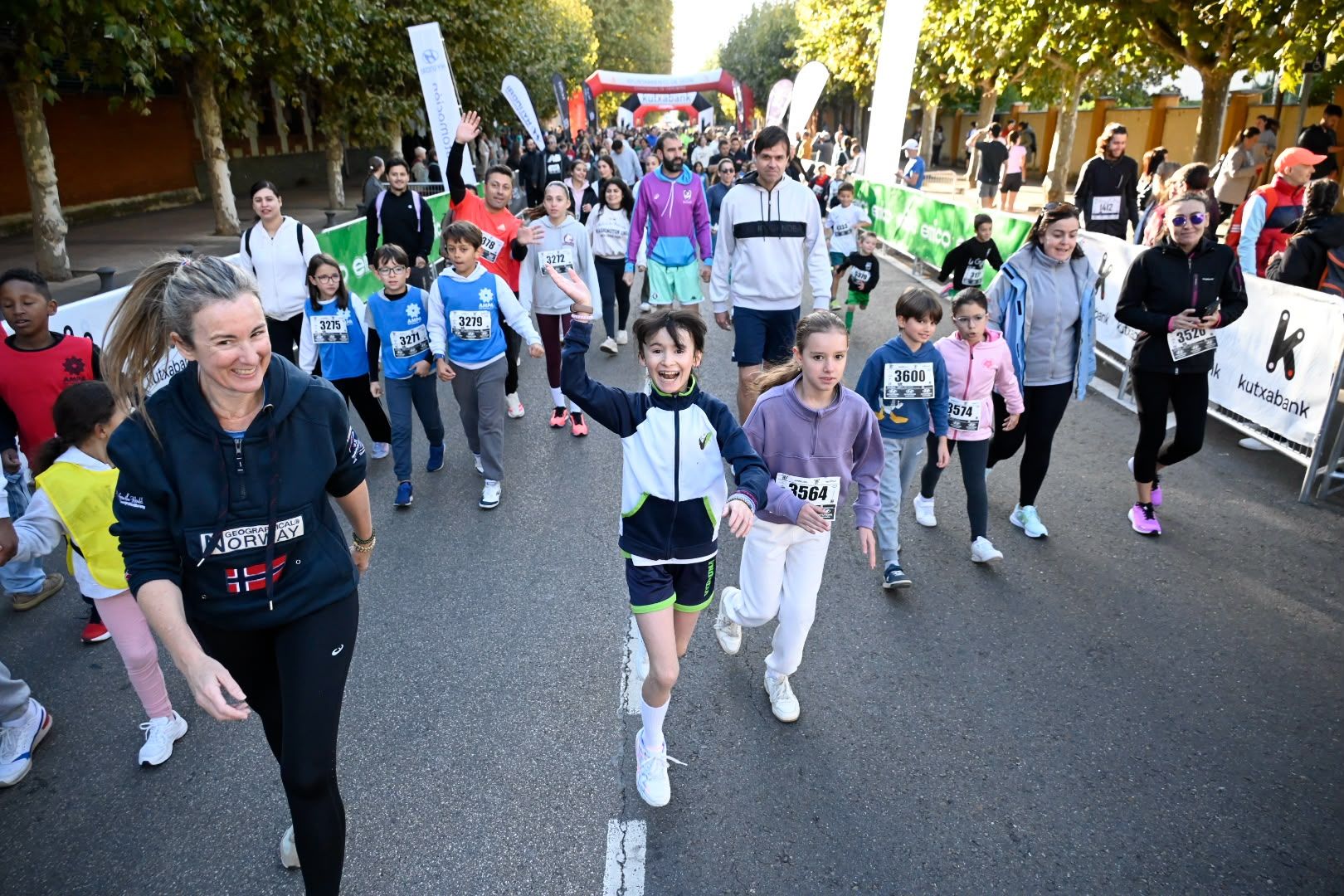 Los 10KM de León llenaron las calles de la capital desde primera hora de la mañana con cerca de 5.000 corredores. SAÚL ARÉN (11)