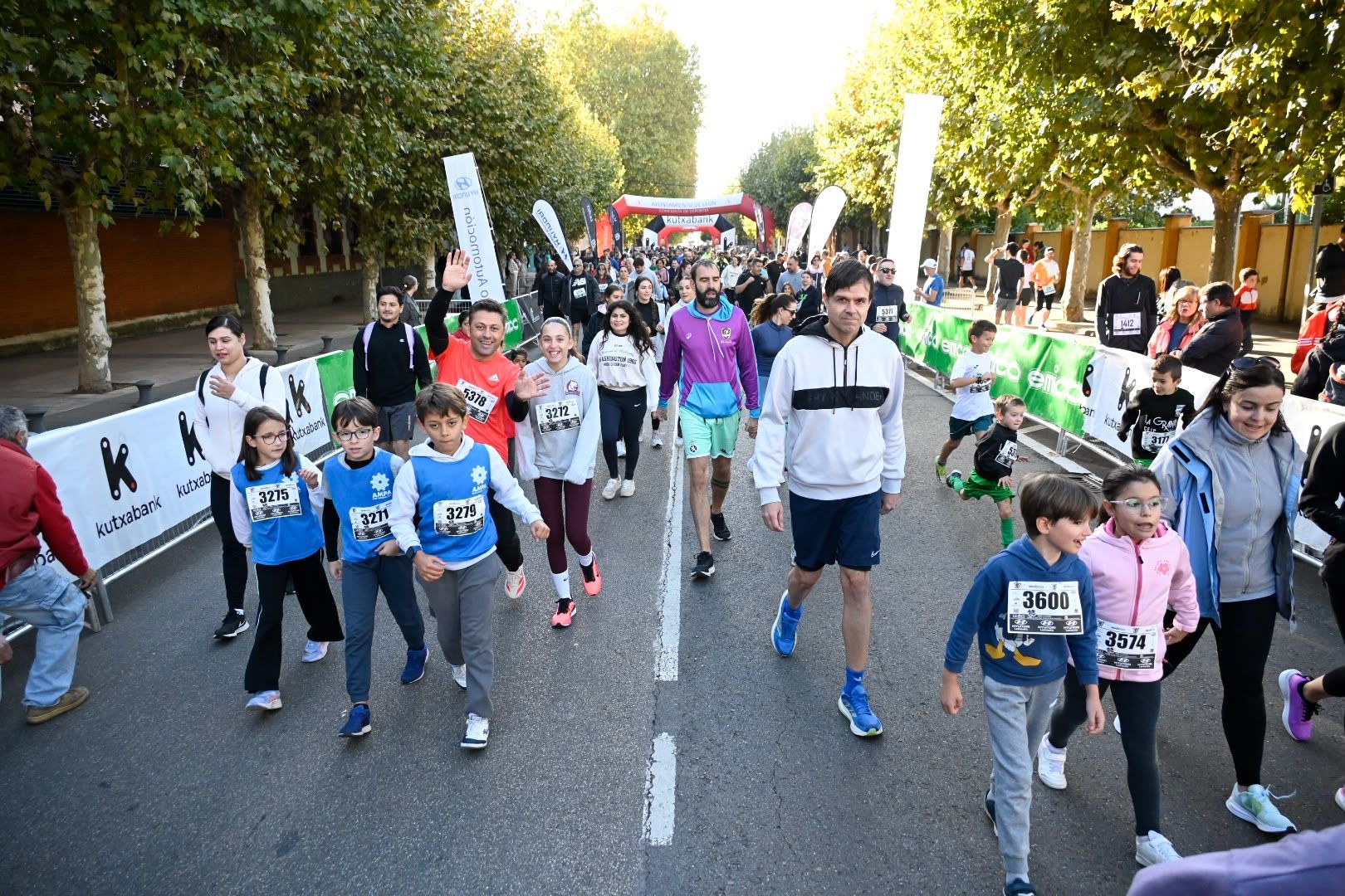 Los 10KM de León llenaron las calles de la capital desde primera hora de la mañana con cerca de 5.000 corredores. SAÚL ARÉN (12)