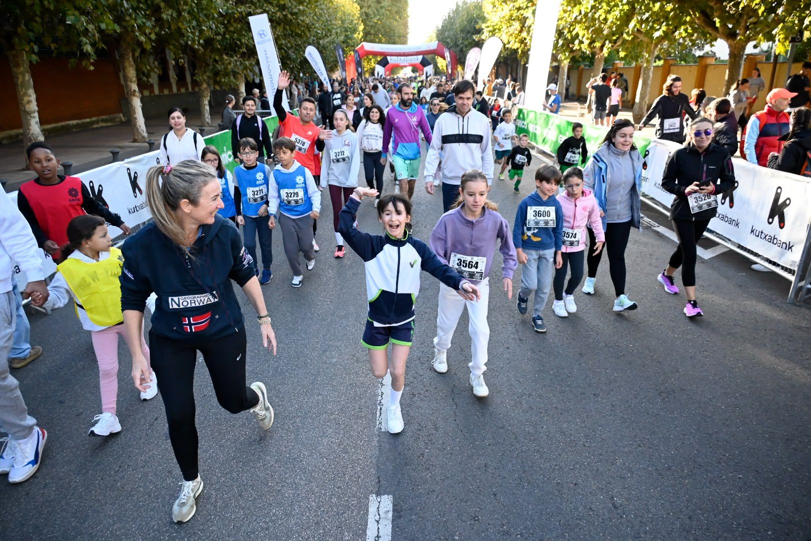 Los 10KM de León llenaron las calles de la capital desde primera hora de la mañana con cerca de 5.000 corredores. SAÚL ARÉN (14)