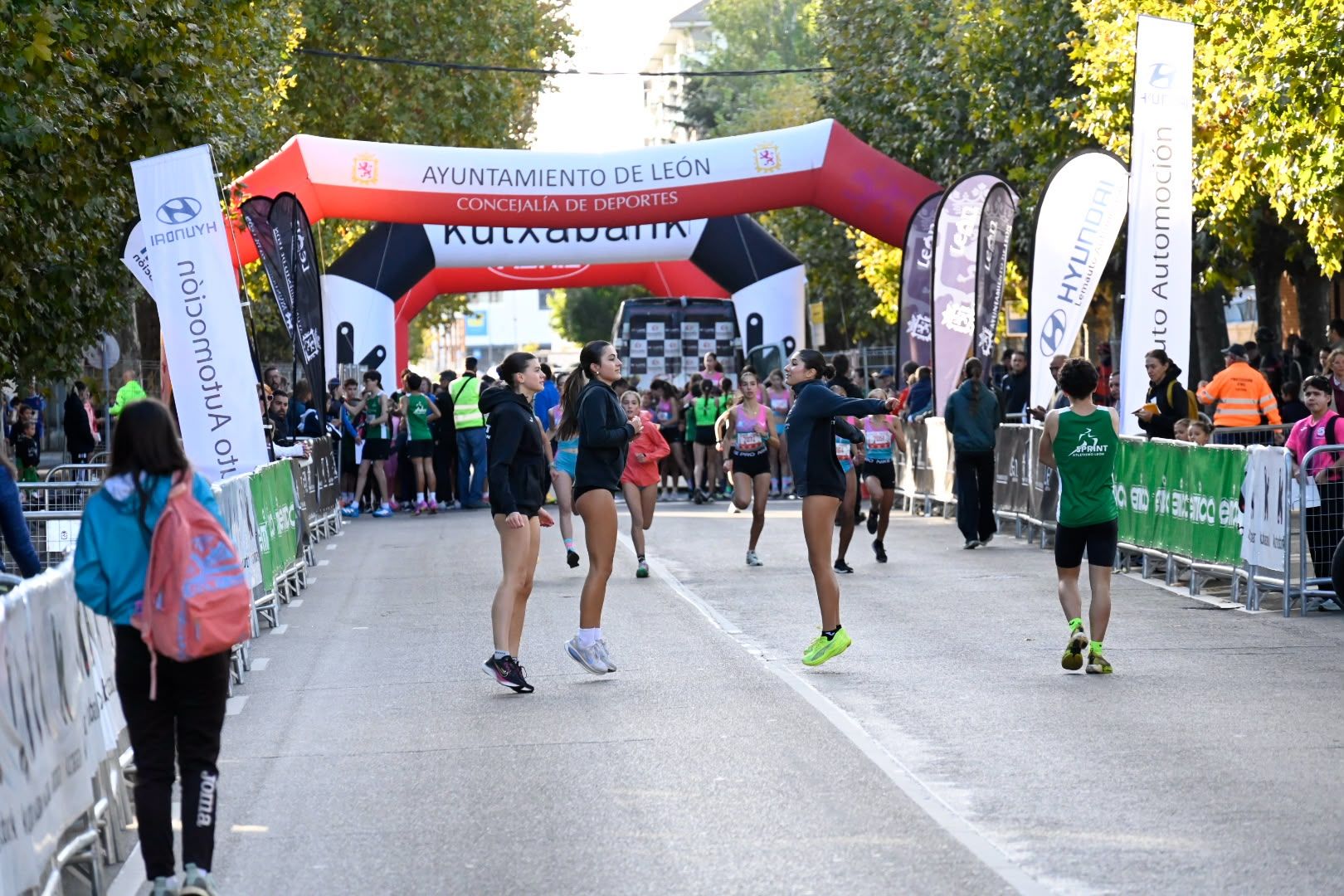 Los 10KM de León llenaron las calles de la capital desde primera hora de la mañana con cerca de 5.000 corredores. SAÚL ARÉN (15)