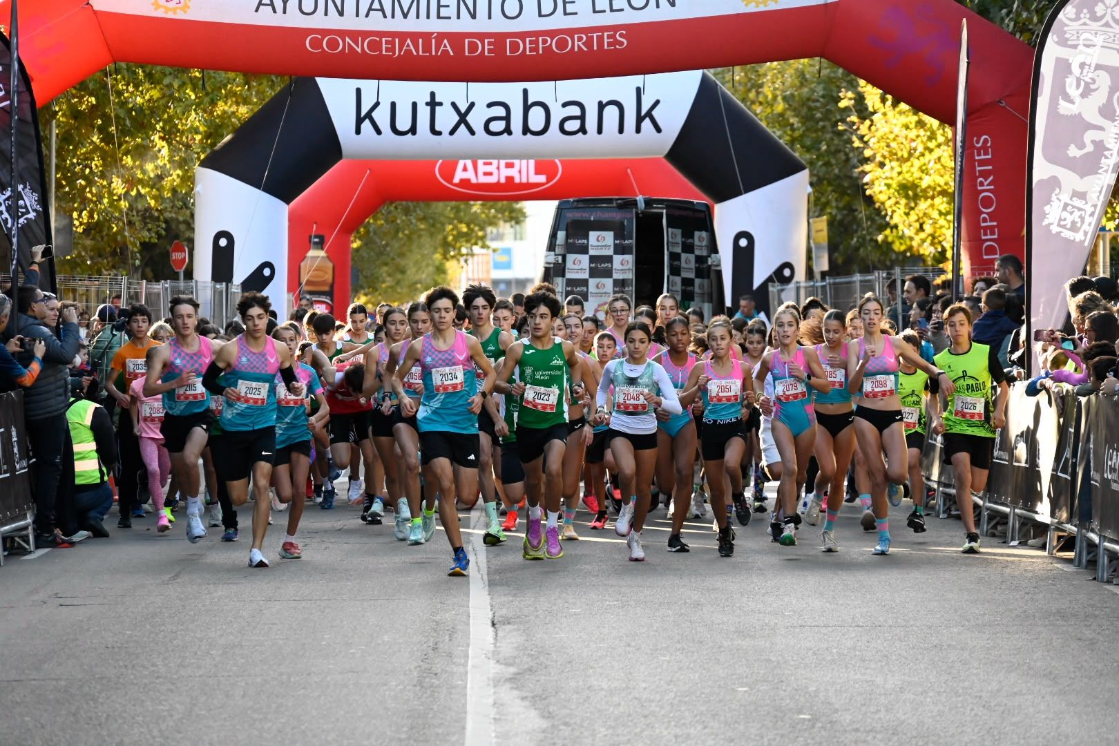 Los 10KM de León llenaron las calles de la capital desde primera hora de la mañana con cerca de 5.000 corredores. SAÚL ARÉN (18)