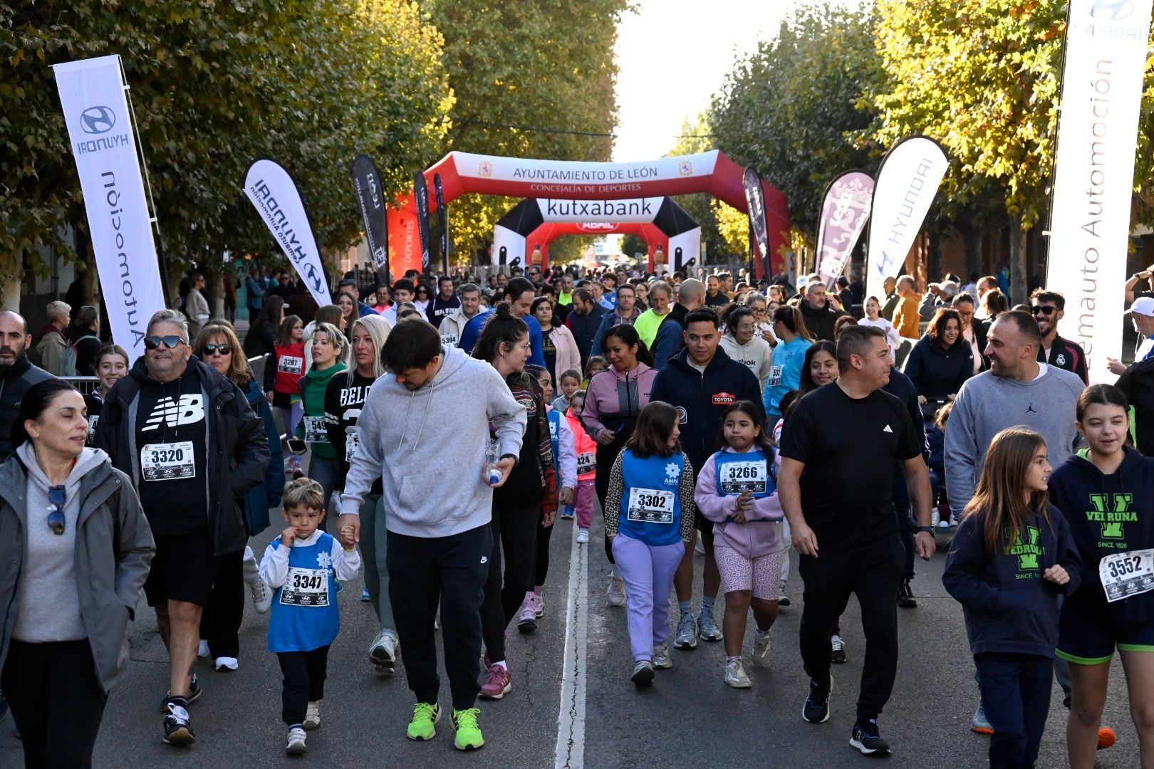 Los 10KM de León llenaron las calles de la capital desde primera hora de la mañana con cerca de 5.000 corredores. SAÚL ARÉN (19)
