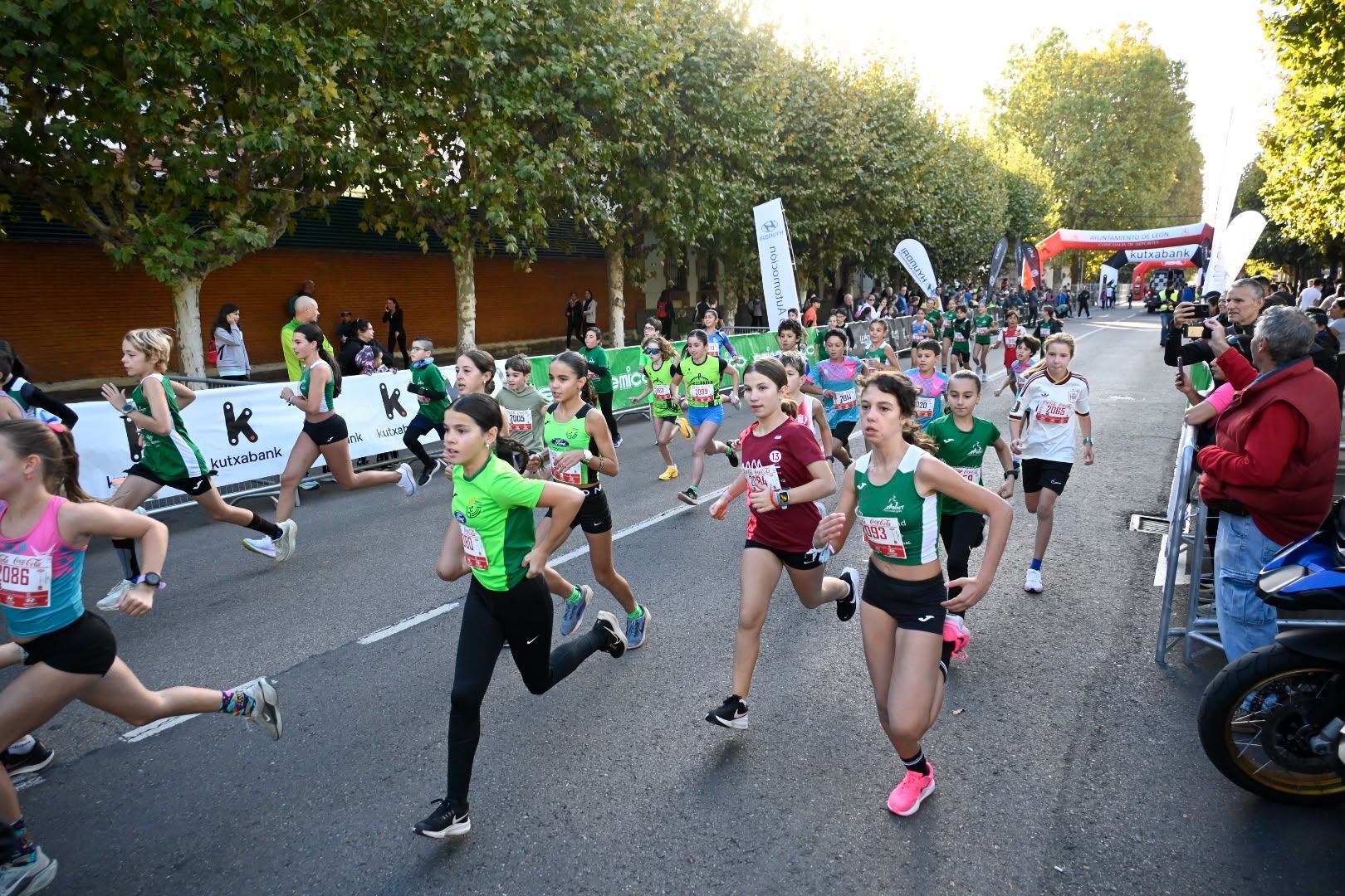 Los 10KM de León llenaron las calles de la capital desde primera hora de la mañana con cerca de 5.000 corredores. SAÚL ARÉN (20)