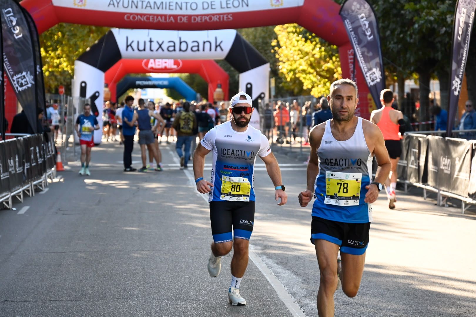 Los 10KM de León llenaron las calles de la capital desde primera hora de la mañana con cerca de 5.000 corredores. SAÚL ARÉN (22)