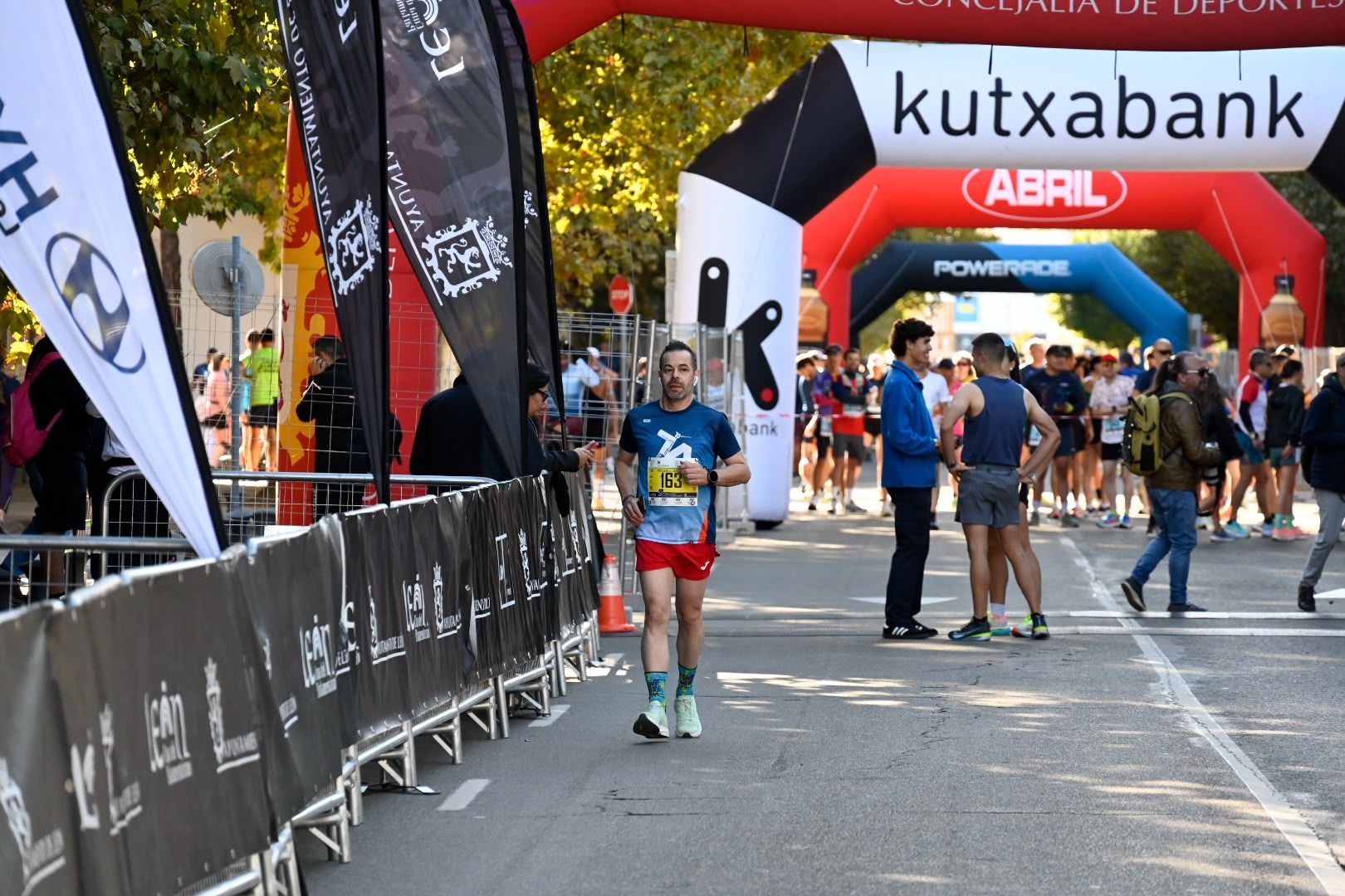 Los 10KM de León llenaron las calles de la capital desde primera hora de la mañana con cerca de 5.000 corredores. SAÚL ARÉN (23)