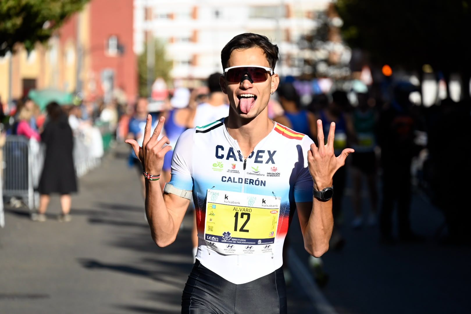 Los 10KM de León llenaron las calles de la capital desde primera hora de la mañana con cerca de 5.000 corredores. SAÚL ARÉN (25)