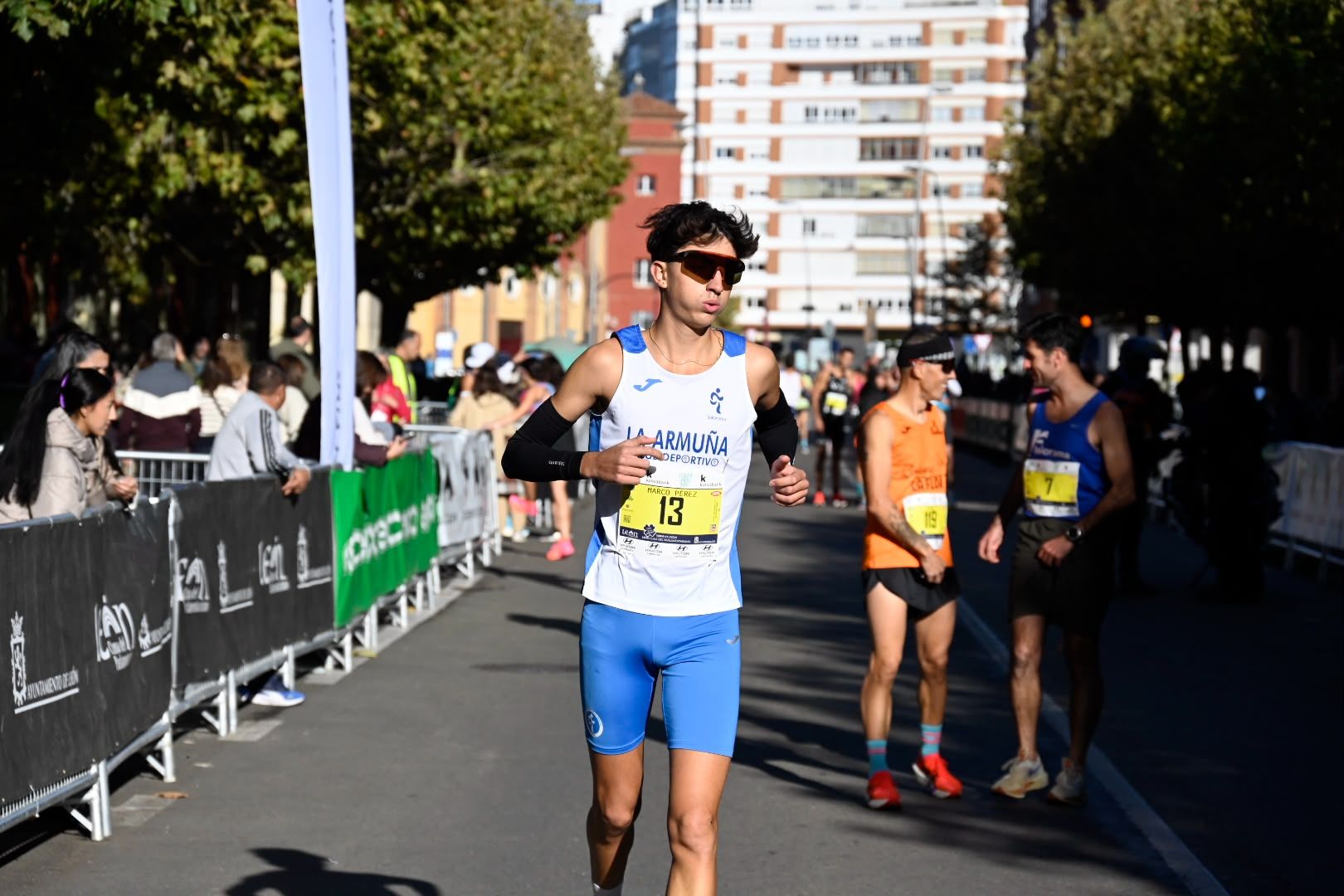 Los 10KM de León llenaron las calles de la capital desde primera hora de la mañana con cerca de 5.000 corredores. SAÚL ARÉN (26)